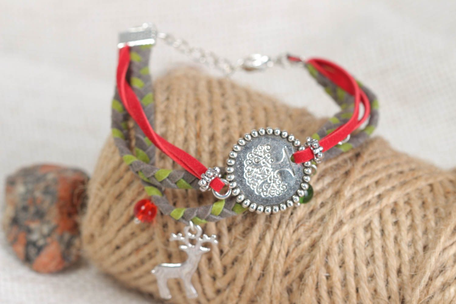 Bracelet en cuir tressé fin rouge-vert-gris avec breloques en métal fait main photo 1