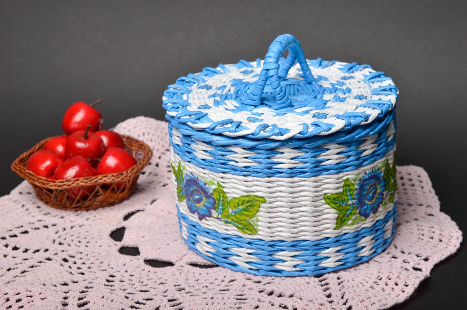 Handmade blauer Deko Korb Wohn Accessoire Korb geflochten aus Papier mit Blumen foto 1
