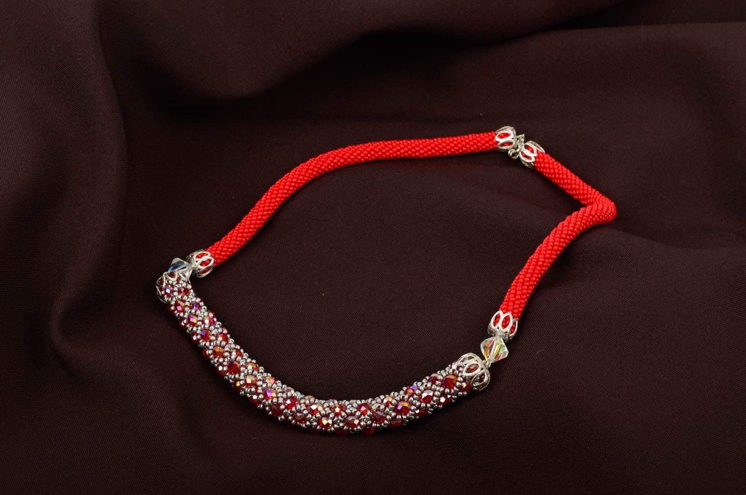 Collar de abalorios rojos artesanal accesorio para mujer bisutería fina foto 1