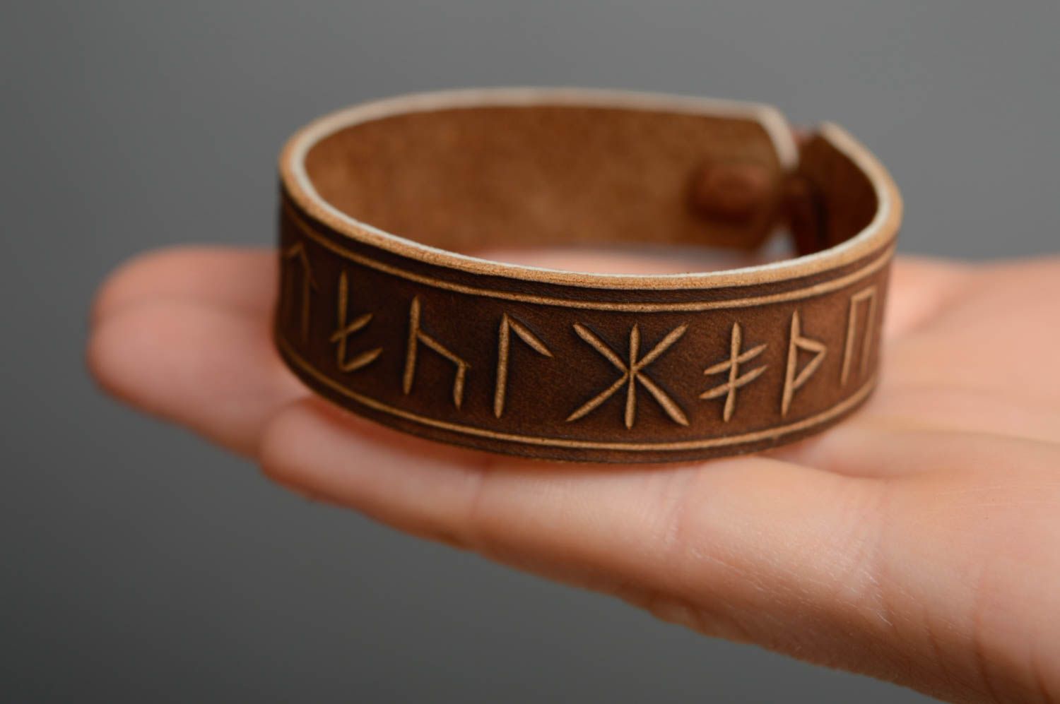 Bracelet en cuir naturel fait main avec runes marron de style ethnique  photo 4