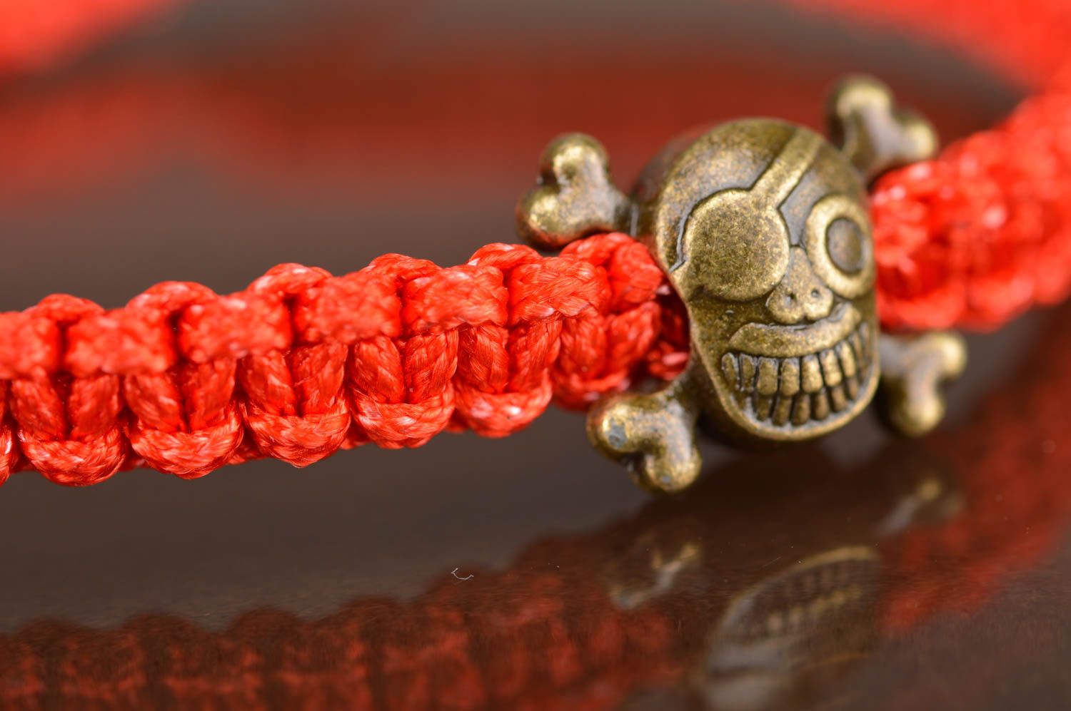 Красный нитяной браслет ручной работы с черепом оригинальный авторский на руку фото 4
