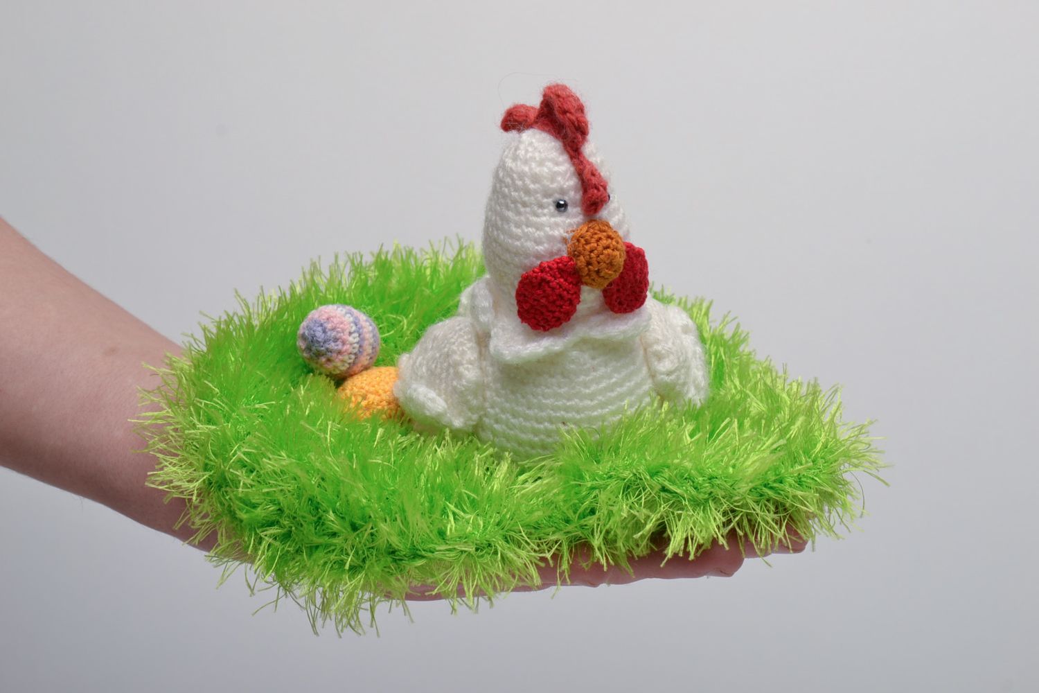 Petit jouet décoratif tricoté moux fait main en forme de poule dans le nid photo 5