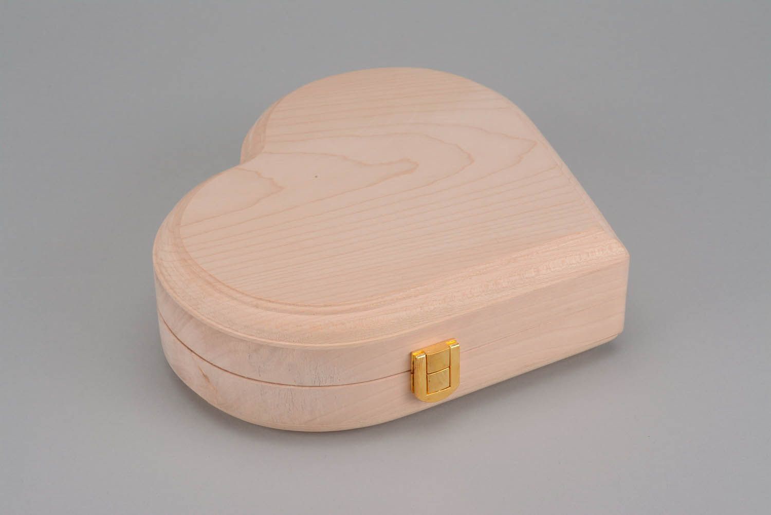 Caja de madera en blanco en forma de corazón con cierre foto 5