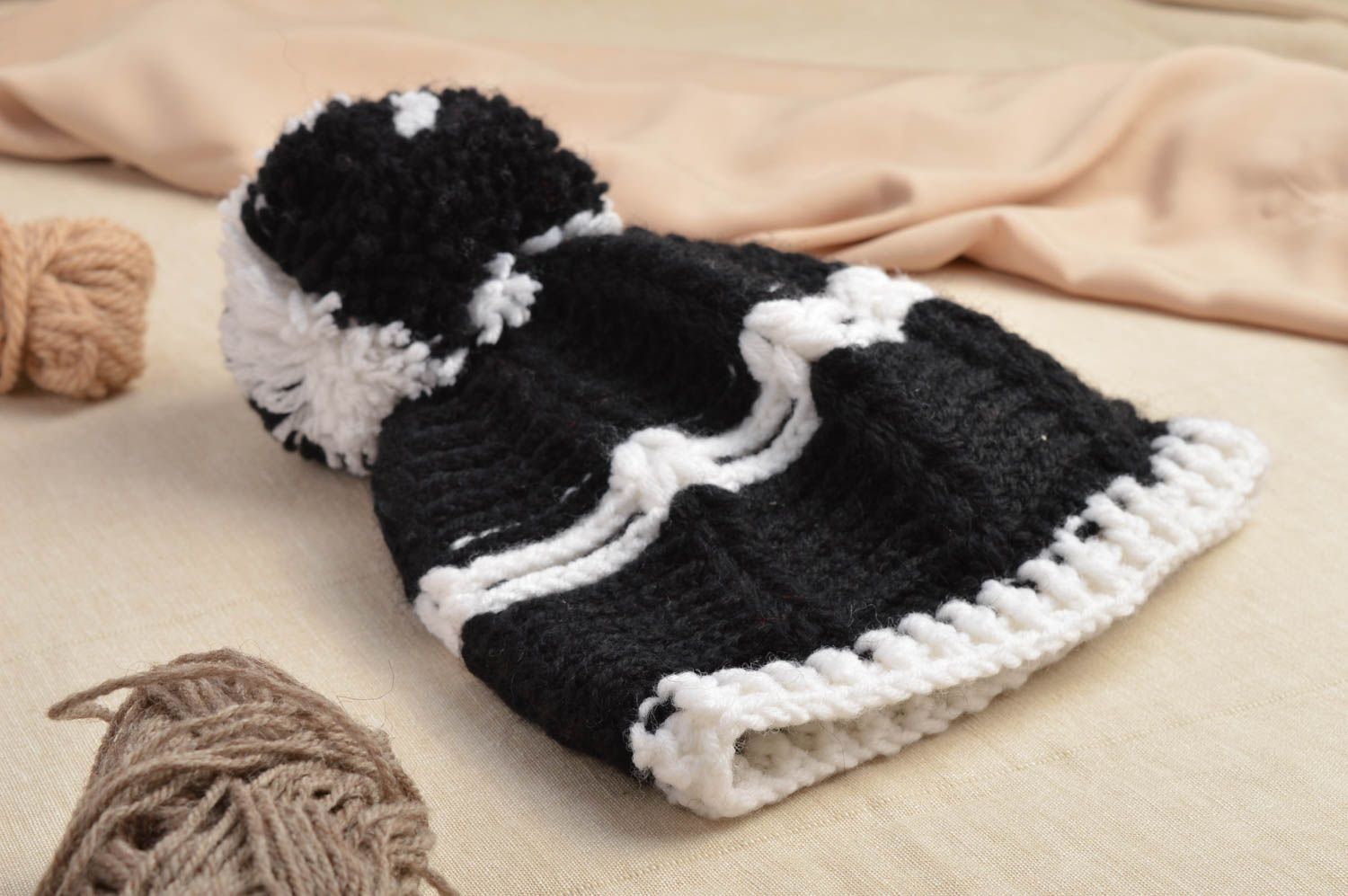 Bonnet tricot Chapeau au crochet fait main noir blanc pompon Vêtement enfant photo 1