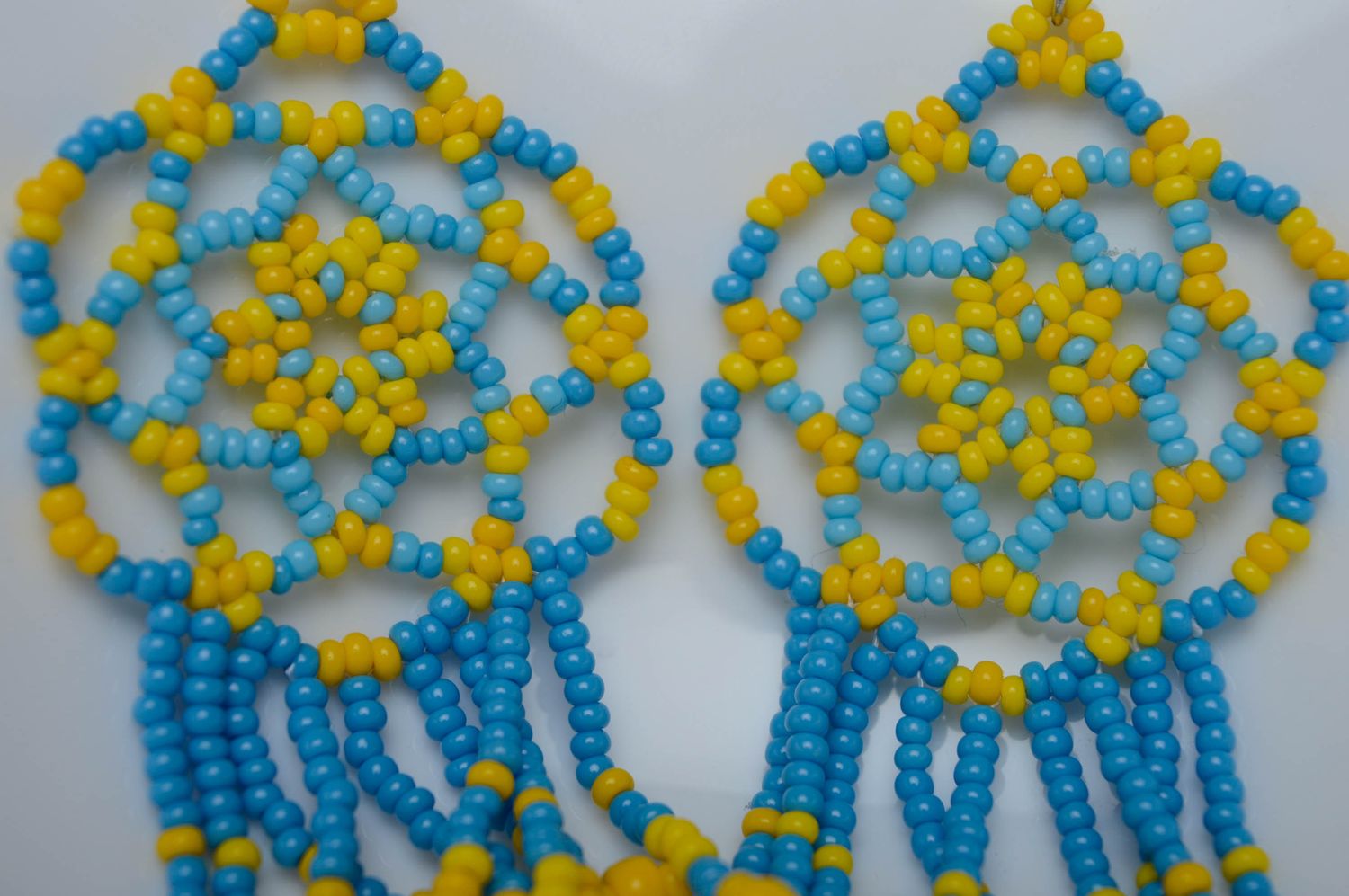 Longues boucles d'oreilles en perles de rocaille bleues et jaunes faites main photo 2