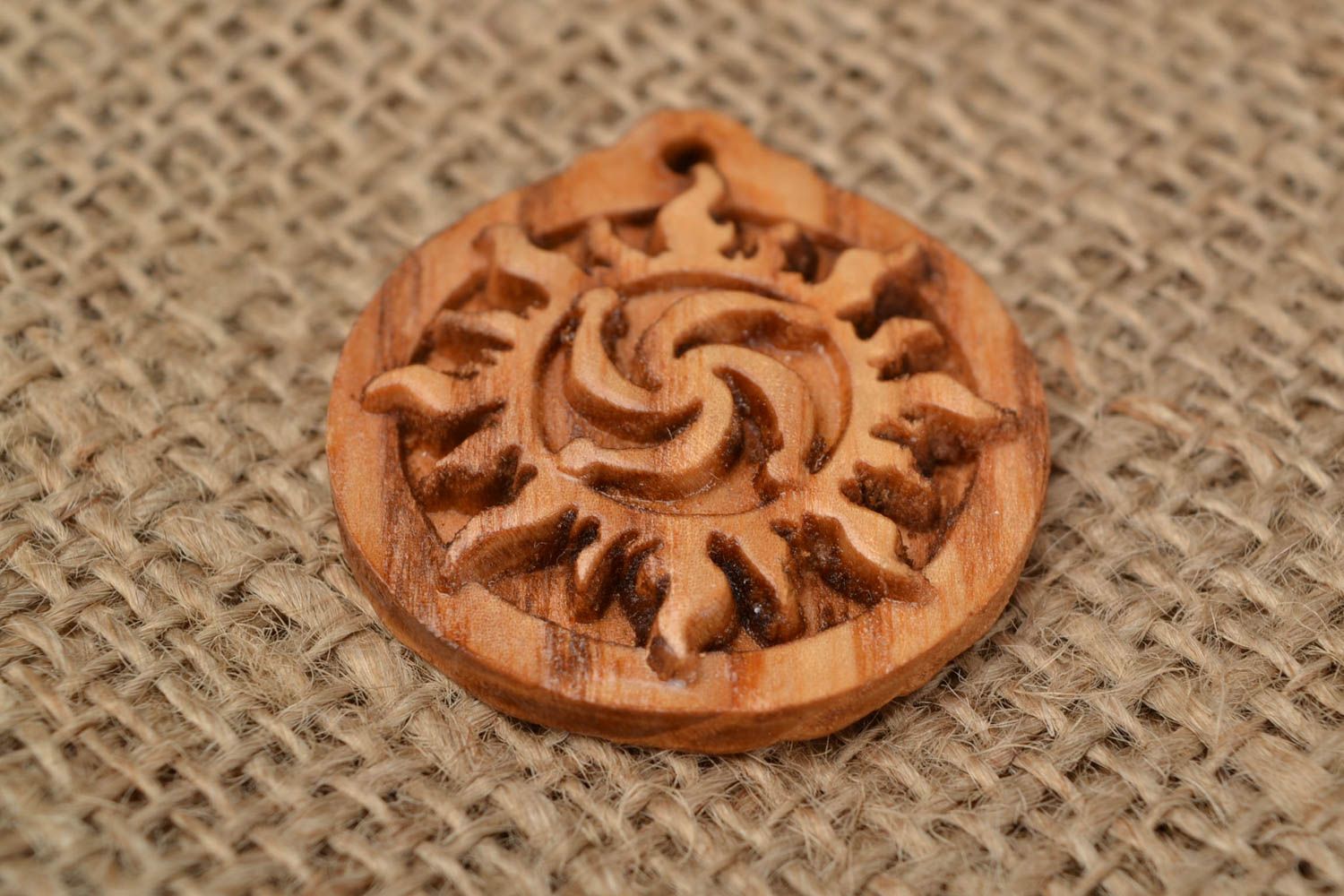 Amuleto protector colgante de madera de fresno artesanal con símbolo Rod redondo foto 1