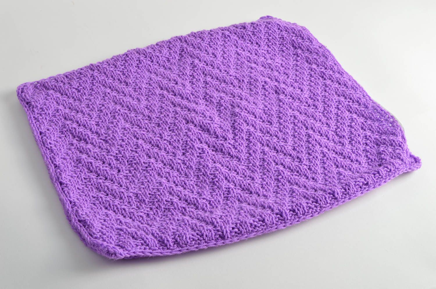 Housse de coussin tricotée avec des aiguilles en demi-coton faite main mauve photo 3