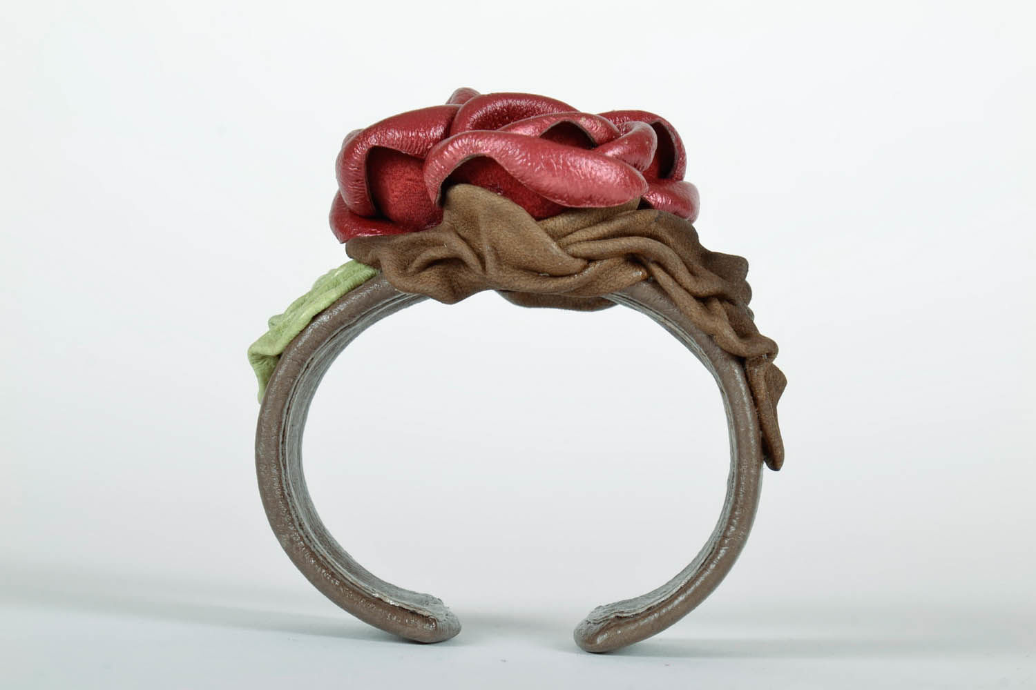 Bracciale in cuoio con fiori fatto a mano accessorio originale da donna foto 3