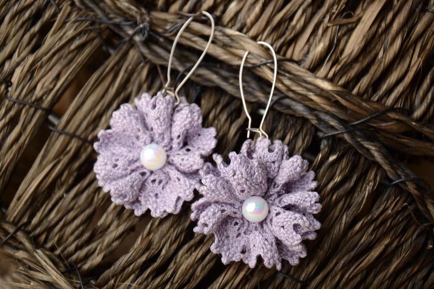 Красивые серьги из кружева и жемчуга в виде фиолетовых цветков фото 1