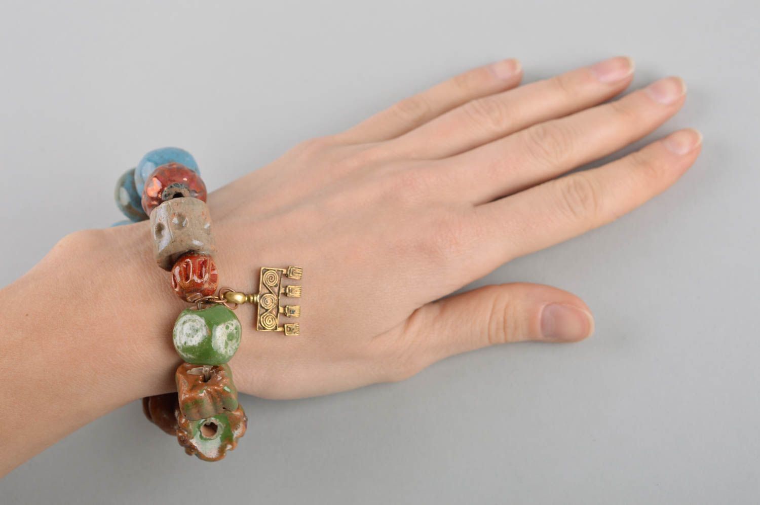 Bracelet céramique Bijou fait main avec breloque métallique Cadeau pour femme photo 5