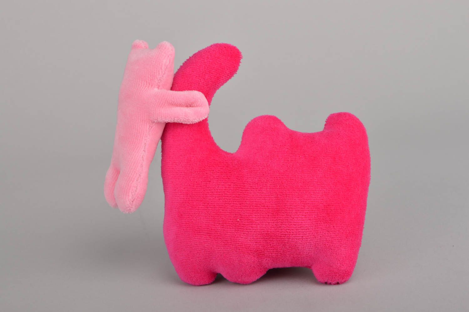 Розовая детская игрушка ручной работы в виде кота с медвежонком симпатичная фото 4
