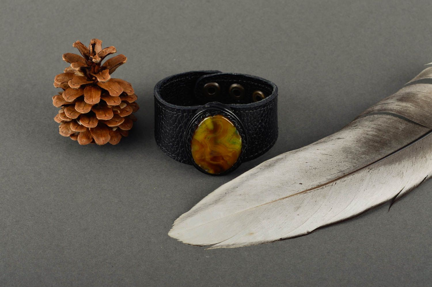 Кожаный браслет ручной работы браслет на руку с камнем украшение из кожи фото 1