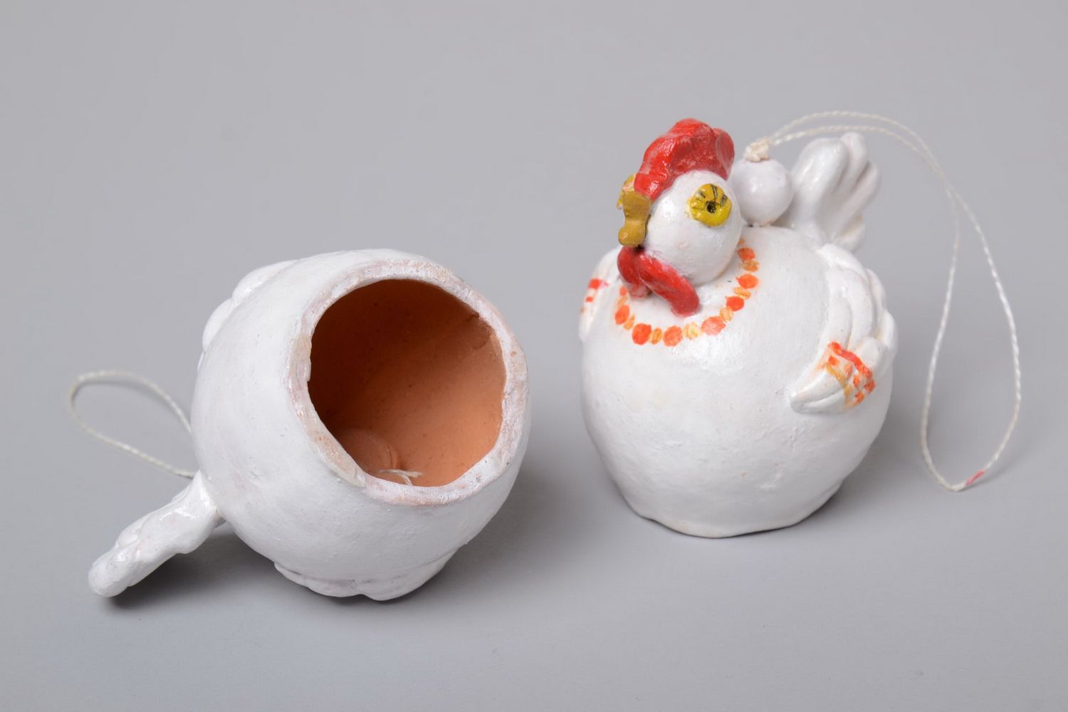Handmade kleine Glöckchen Set Keramik Figuren Hühner aus Ton 2 Stück weiß foto 3