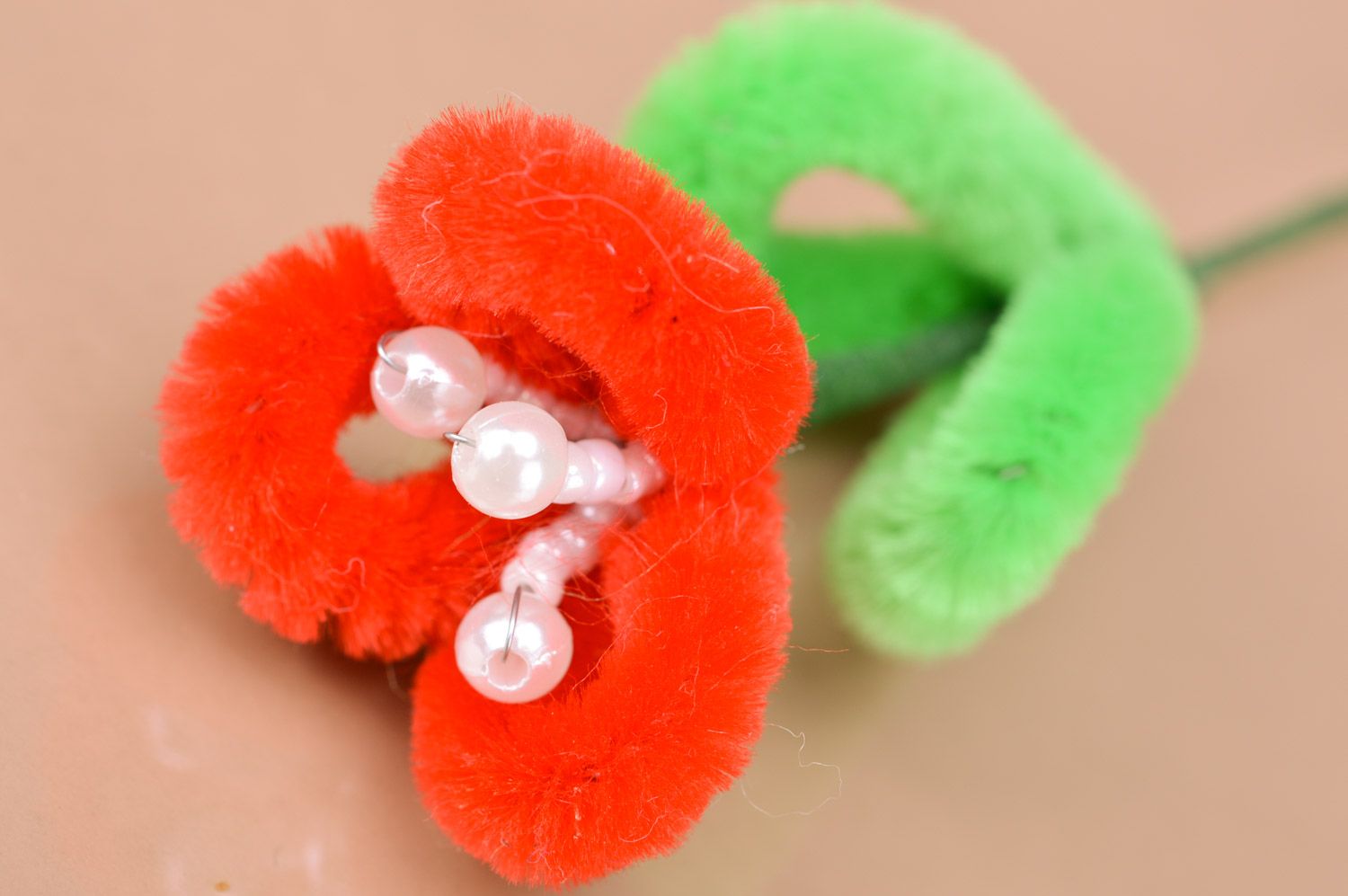 Fleur molle rouge vert faite main en écouvillon et perles fantaisie décoration photo 4