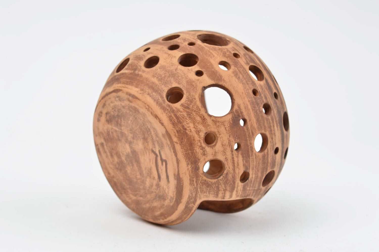 Глиняный подсвечник круглый в форме шара с отверстиями для декора ручной работы фото 4