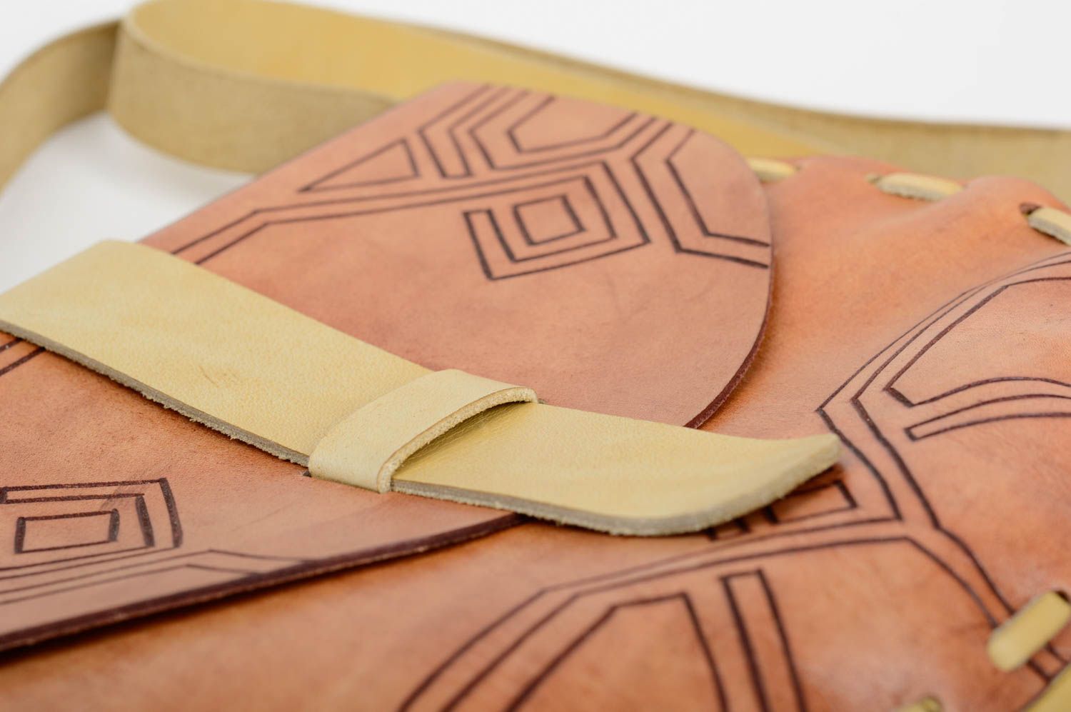 Kleine Clutch Tasche handmade Accessoire für Frauen Tasche aus Leder in Braun foto 4