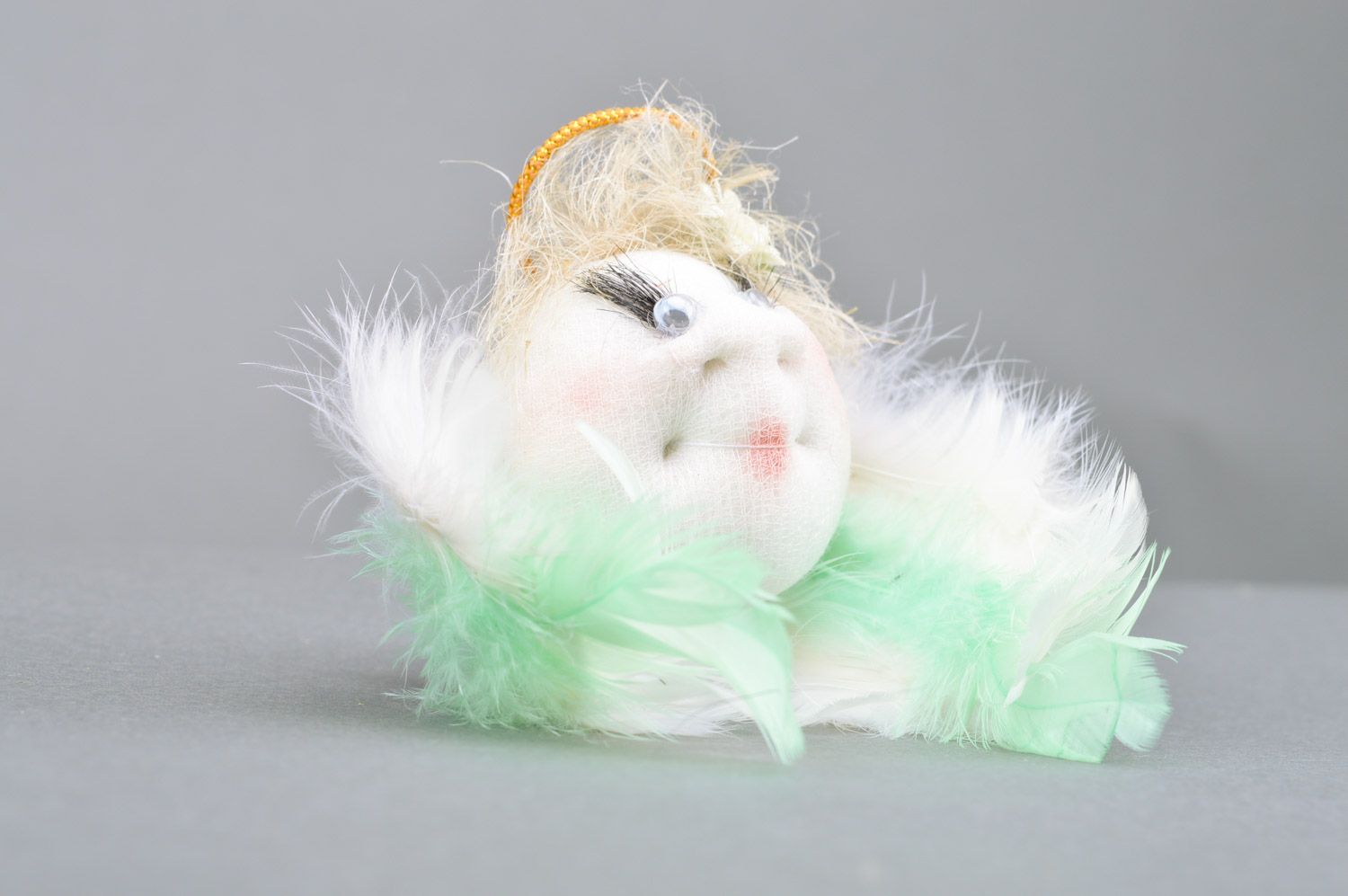 Joli jouet mou en textile décoratif fait main avec plumes naturelles Ange photo 4