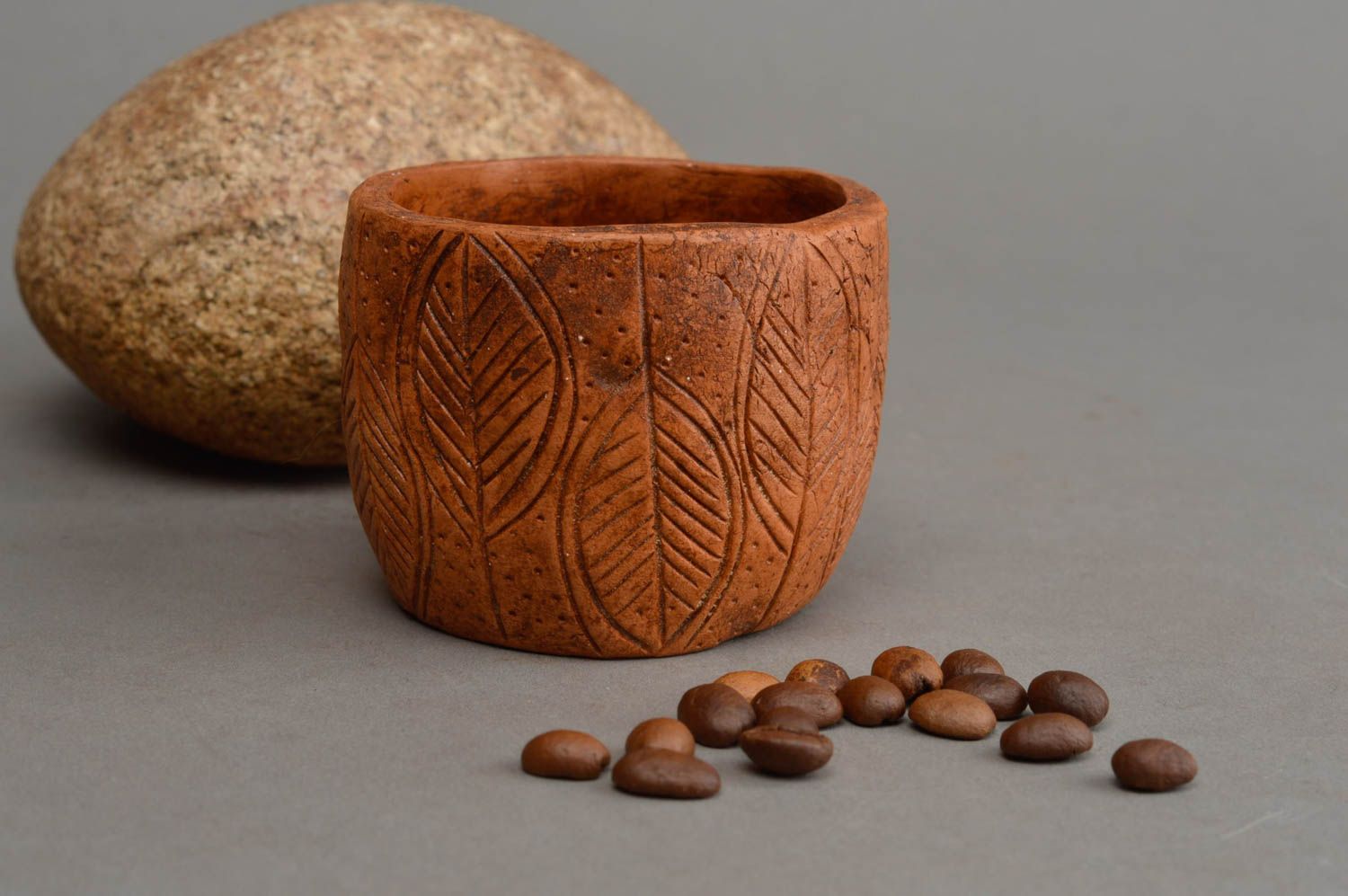 Ungewöhnlicher kleiner Becher aus Ton mit Blättermuster im Ethno Stil handmade foto 1
