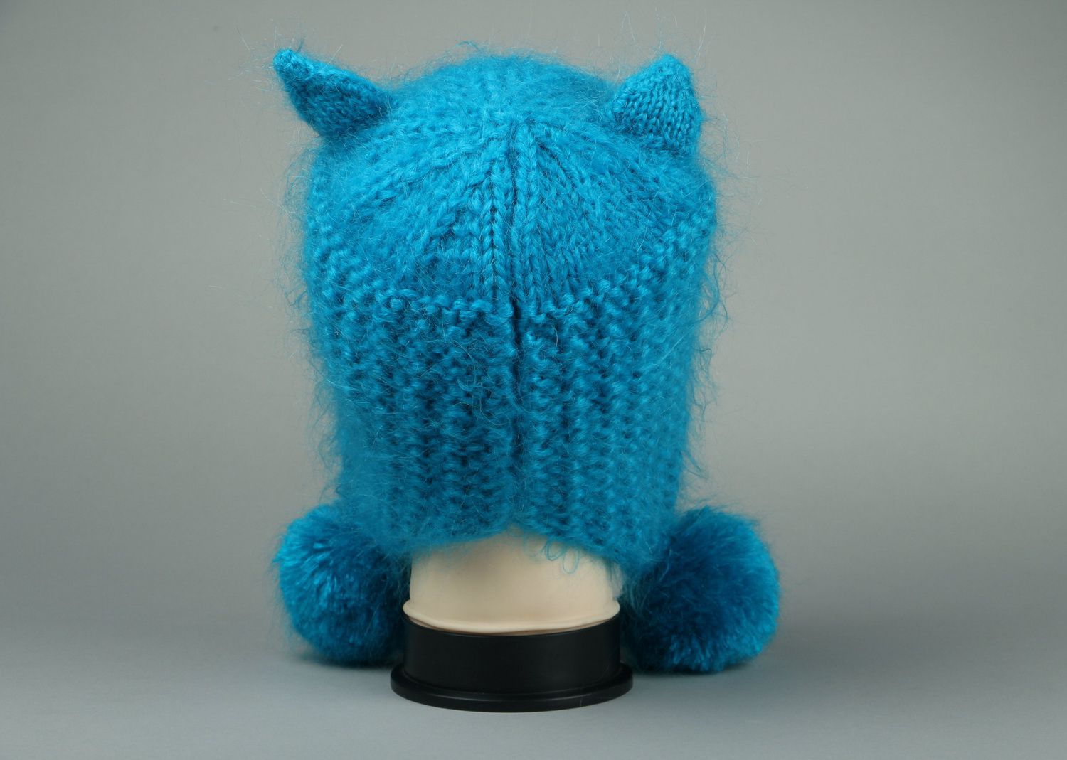 Bonnet tricoté bleu clair avec les pompons photo 4