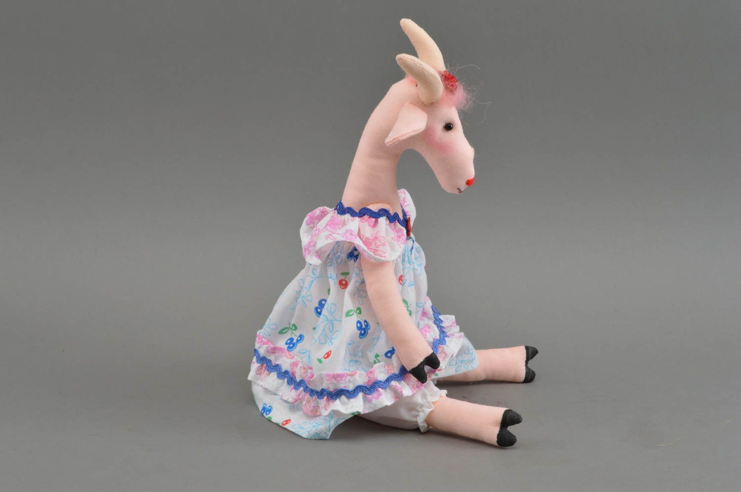 Оригинальная мягкая игрушка в виде козы в платье из ситца розовая ручная работа фото 2