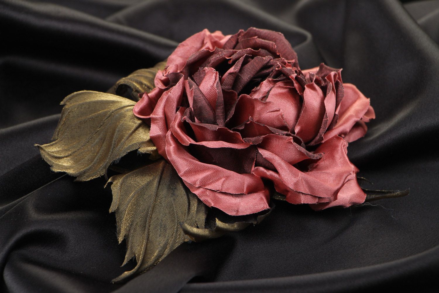 Красивая текстильная брошь в виде бордовой розы из атласа ручной работы фото 1