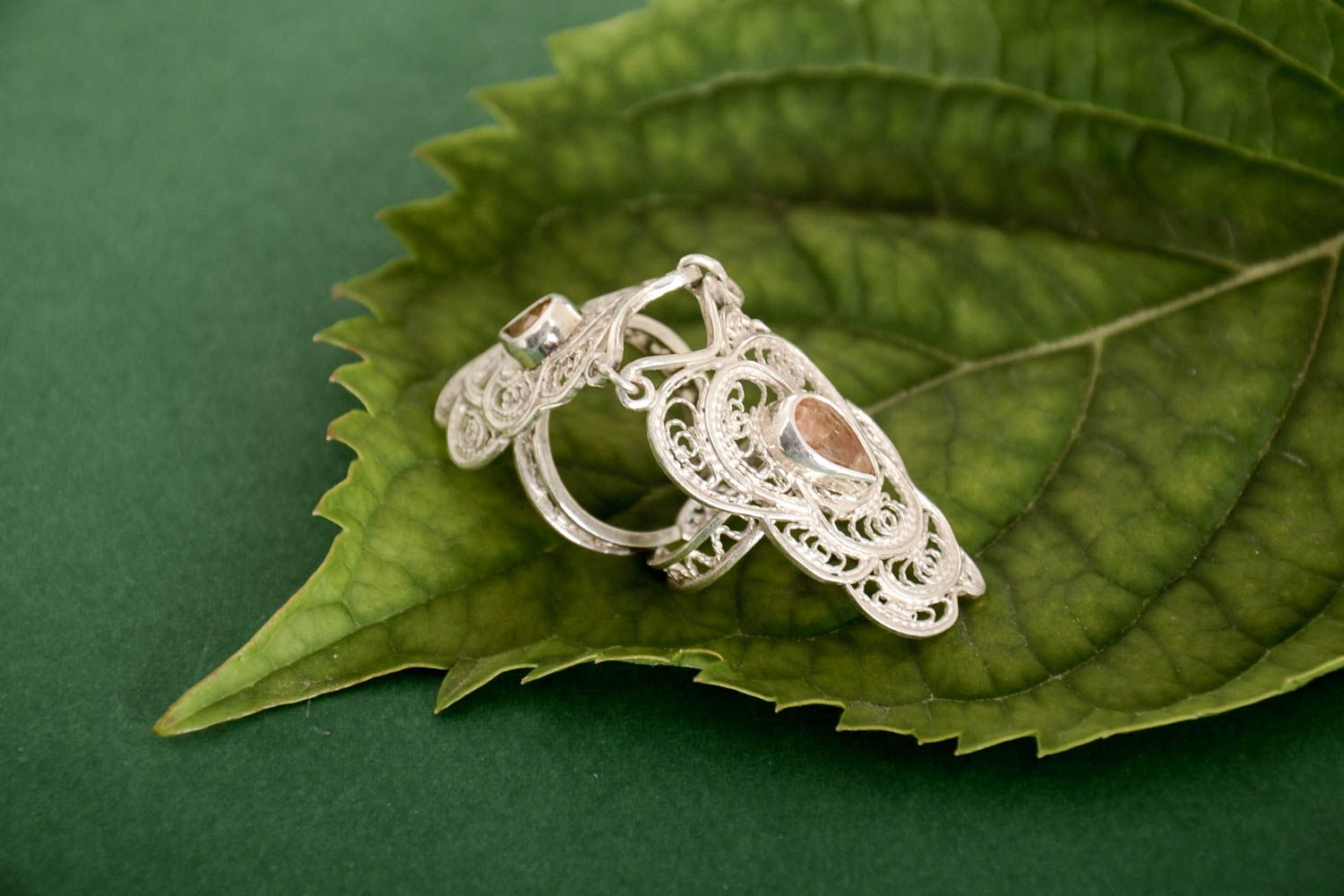 Ungewöhnlicher Ring am Finger Damen Modeschmuck modisches Accessoire handmade foto 2