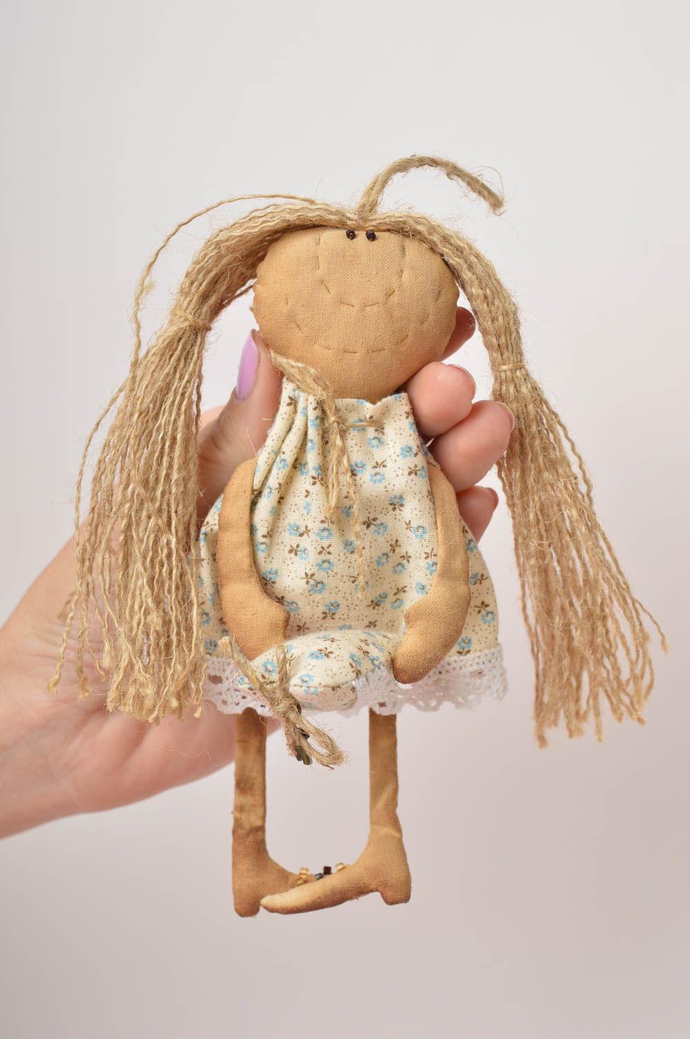 Petite poupée à suspendre Jouet en tissu fait main Déco maison originale photo 5