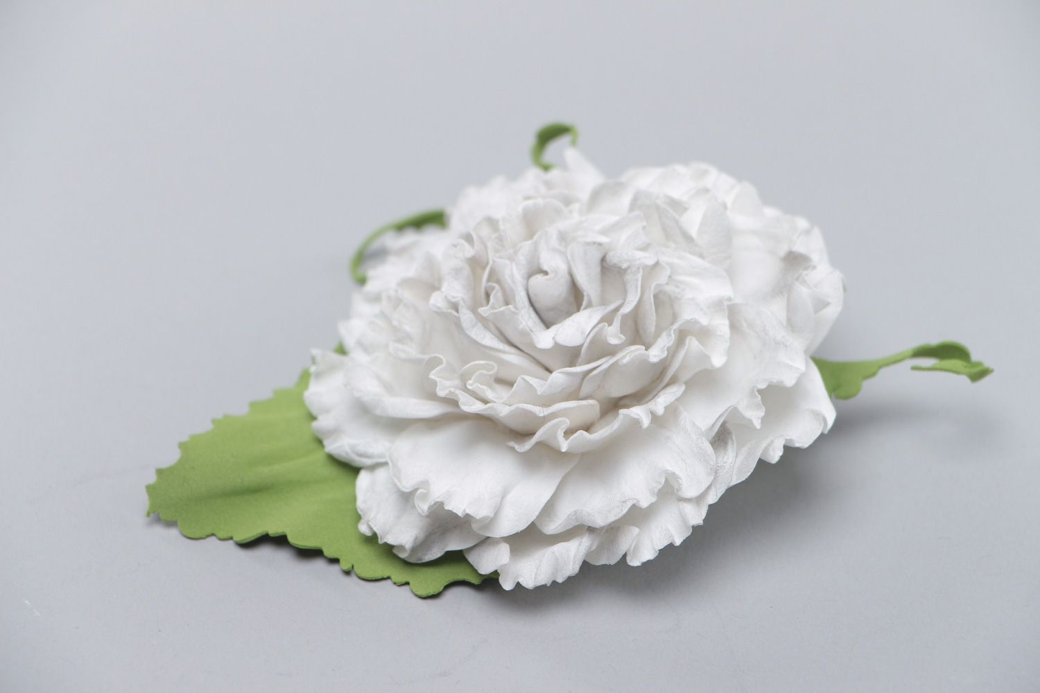 Брошь-заколка из пластичной замши ручной работы в виде пышного белого цветка фото 2