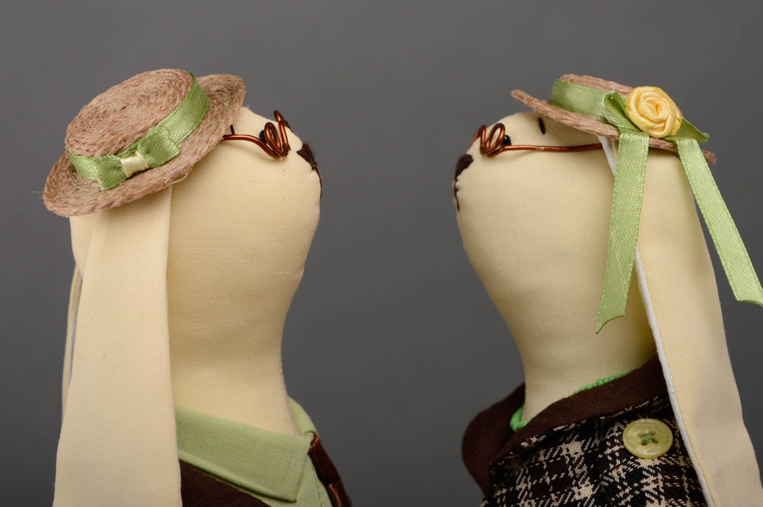 Handmade Kuscheltier Hasen Ehepaar in karierten Jacken  foto 4
