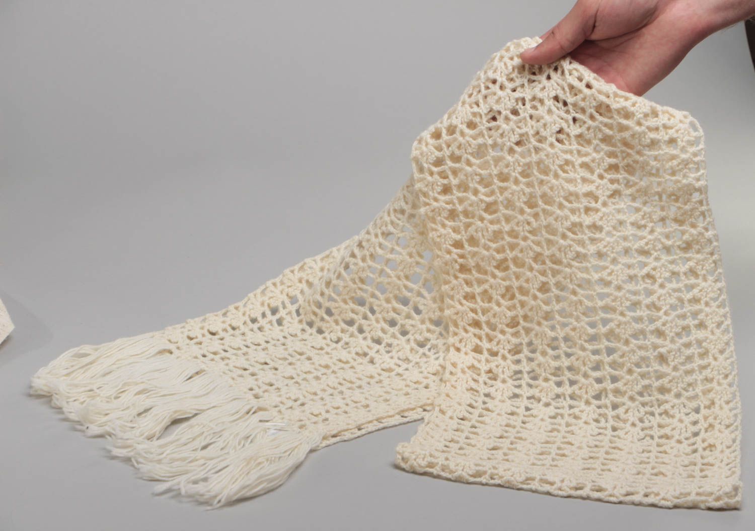 Écharpe blanche ajourée tricotée au crochet faite main avec frange pour femme photo 5