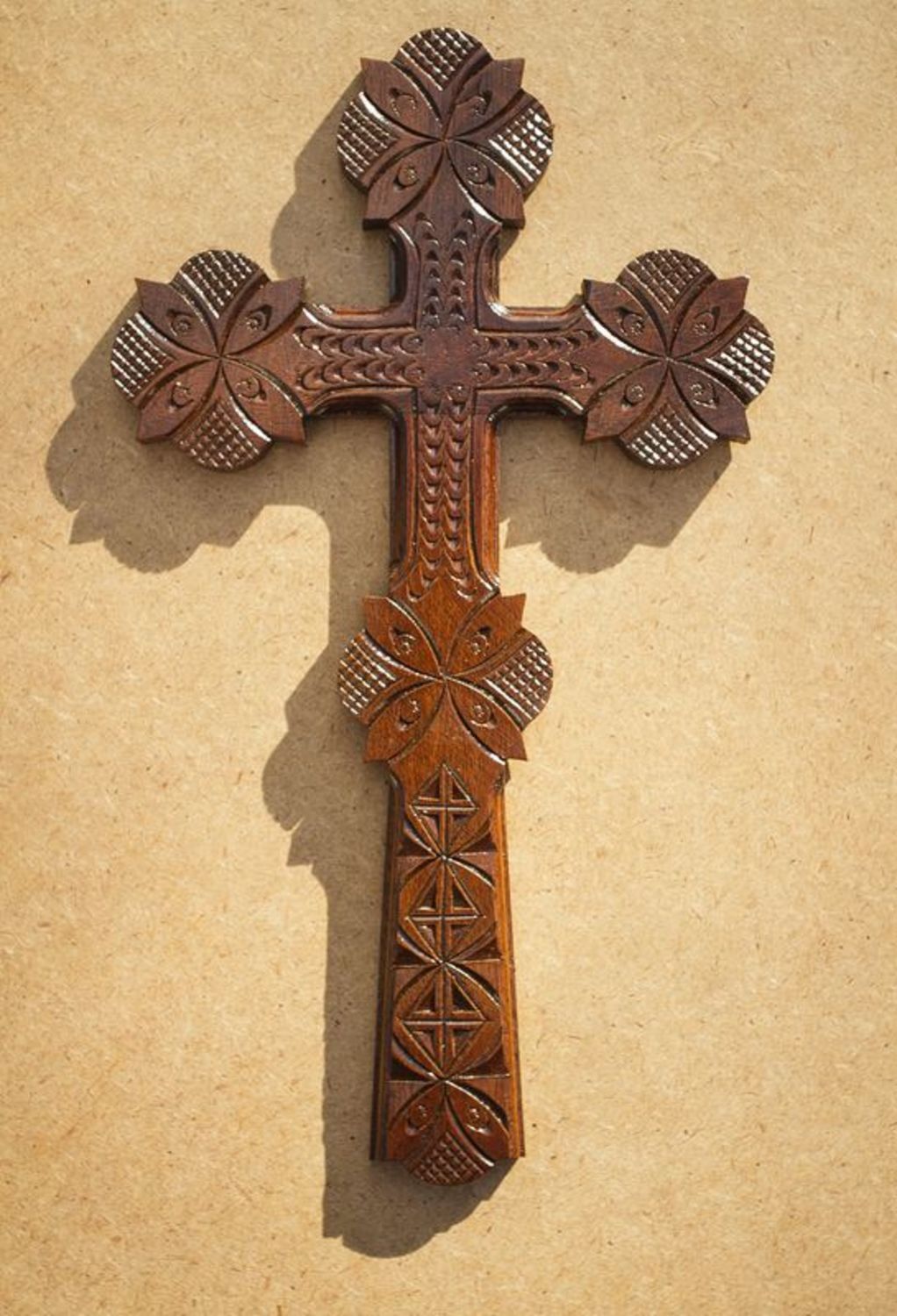 Croce intagliata da parete fatta a mano Croce ortodossa Croce di legno
 foto 2