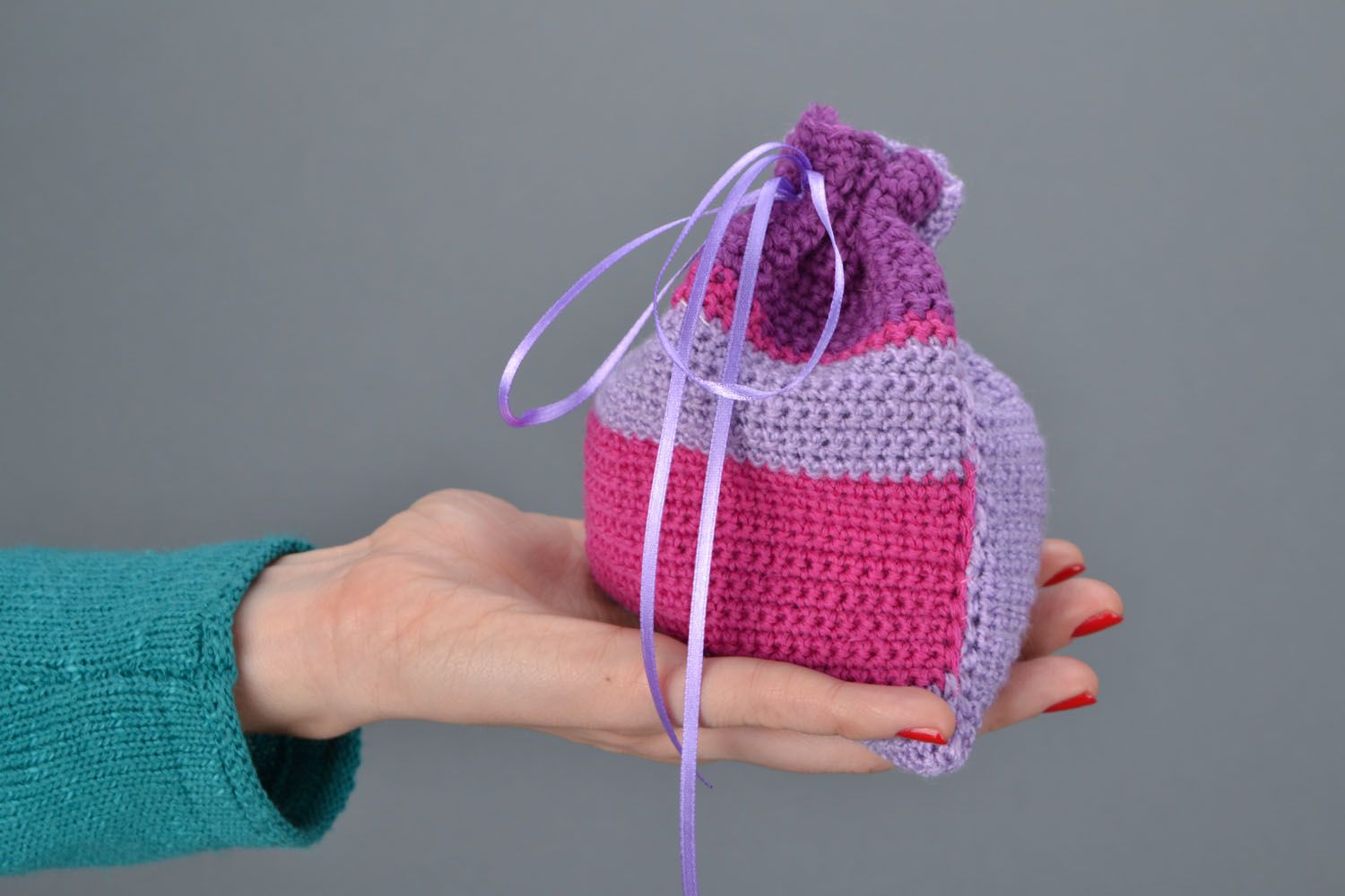 Sachet cadeau tricoté au crochet violet-framboise  photo 2