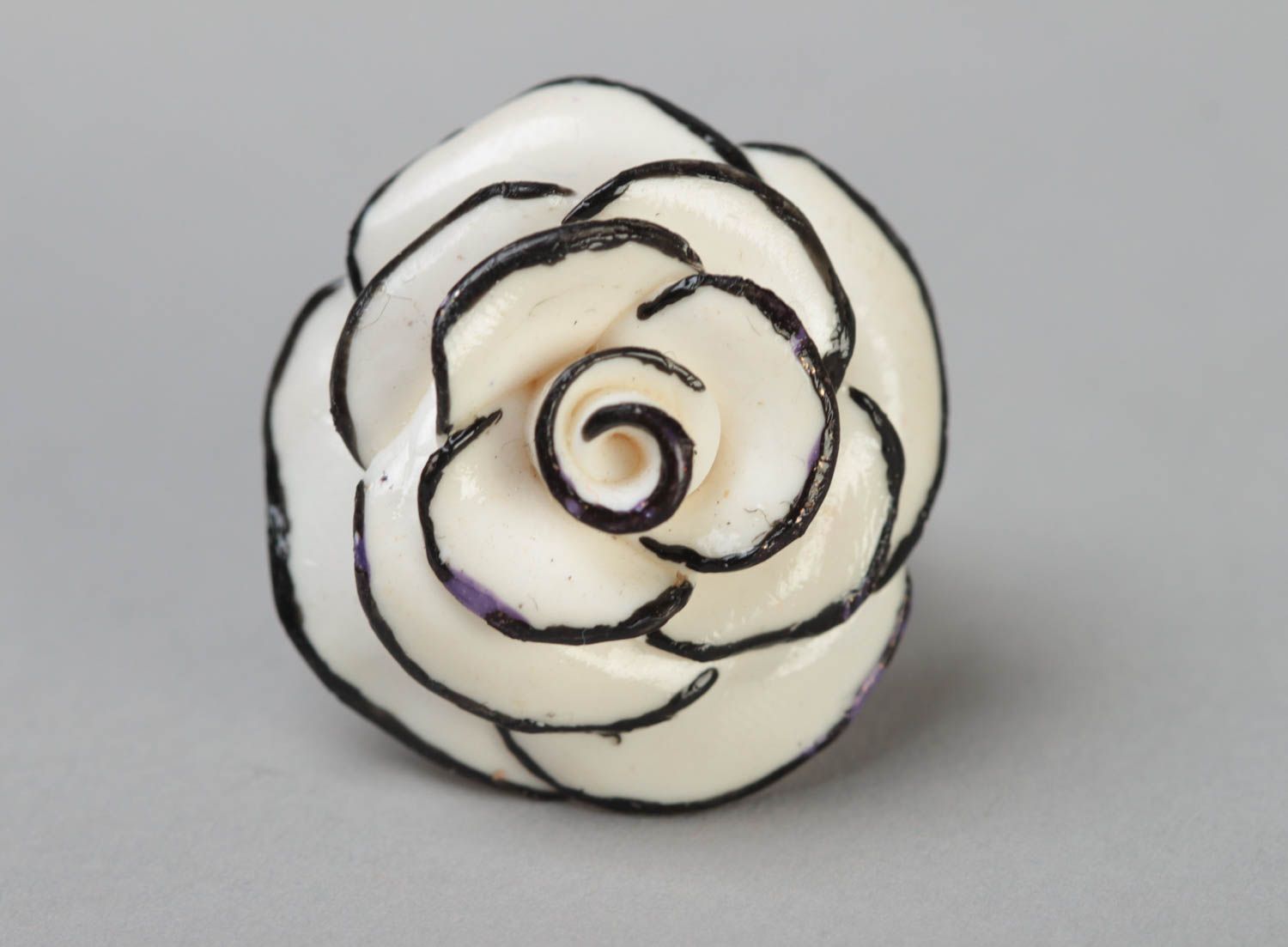 Bague en pâte polymère grande rose blanc-noir faite main fourniture métallique photo 2