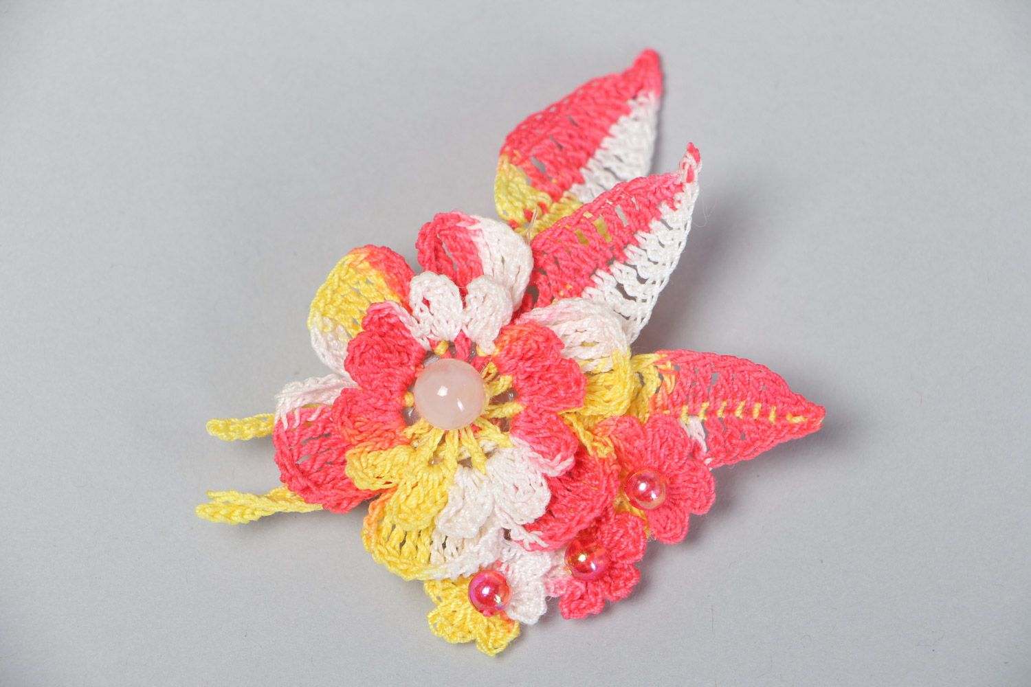 Handgemachte bunte gehäkelte Brosche Blume mit Perlen aus Baumwolle für Frau foto 2