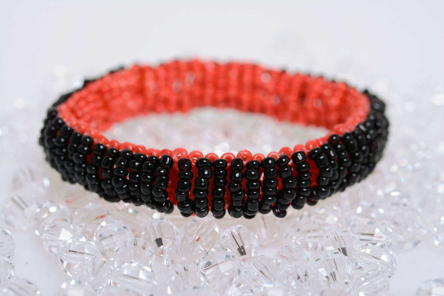 Beaded handmade bracelet red and black two-colored stylish jewelry photo 3