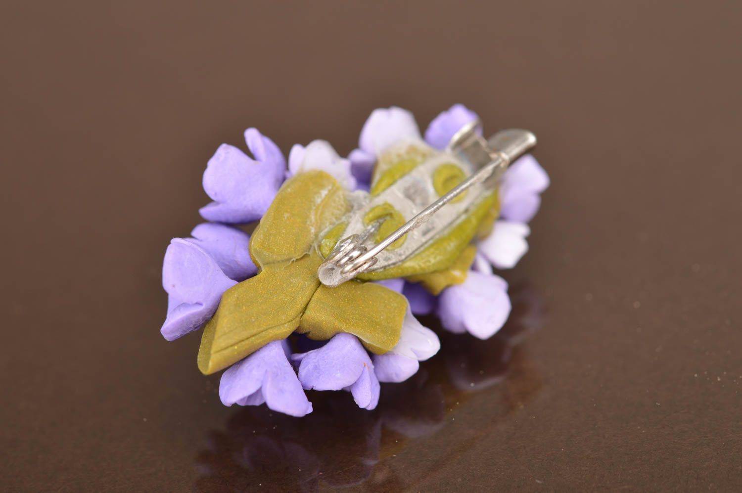 Broche de arcilla polimérica hecho a mano con forma de rama de lila en alfiler foto 3