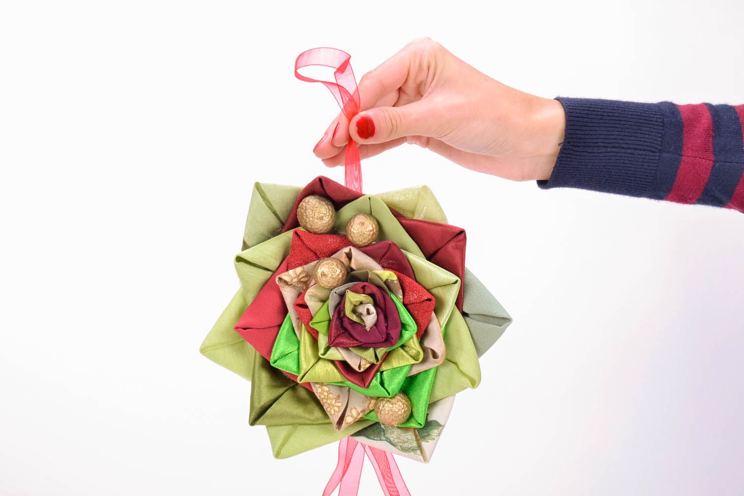 Brinquedo artesanal de Natal feito de papelão e pano decorado com nozes douradas foto 5