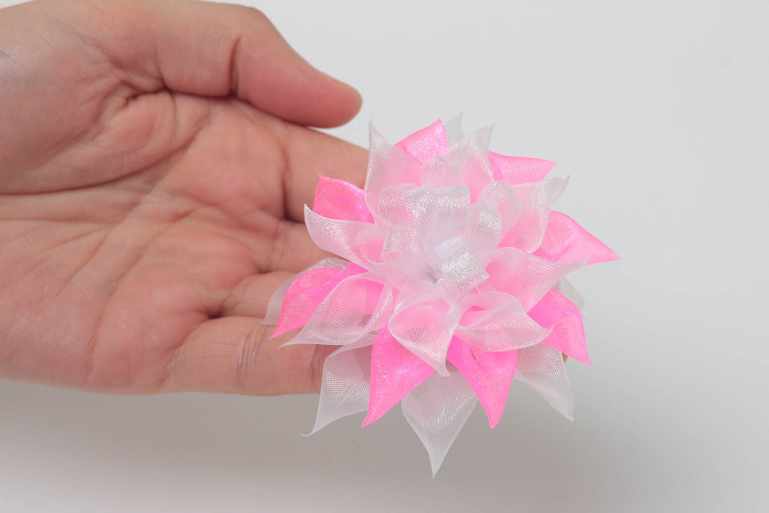 Воздушная детская резинка для волос георгин белая с розовым ручной работы фото 5