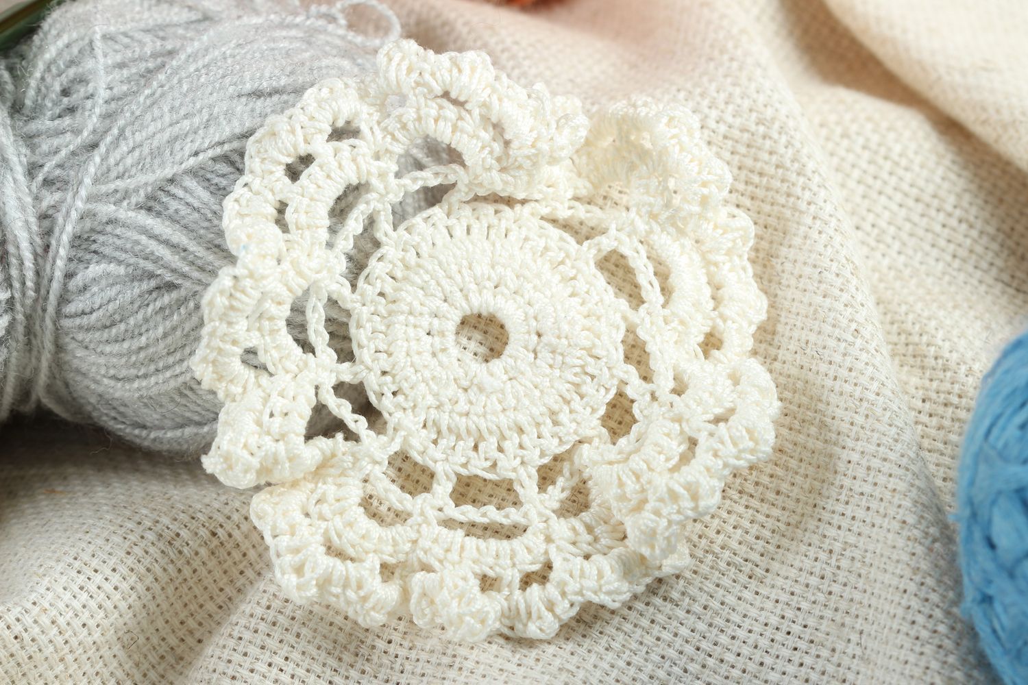Fleur en tricot faite main Fourniture bijoux blanche ajourée Création bijoux photo 1