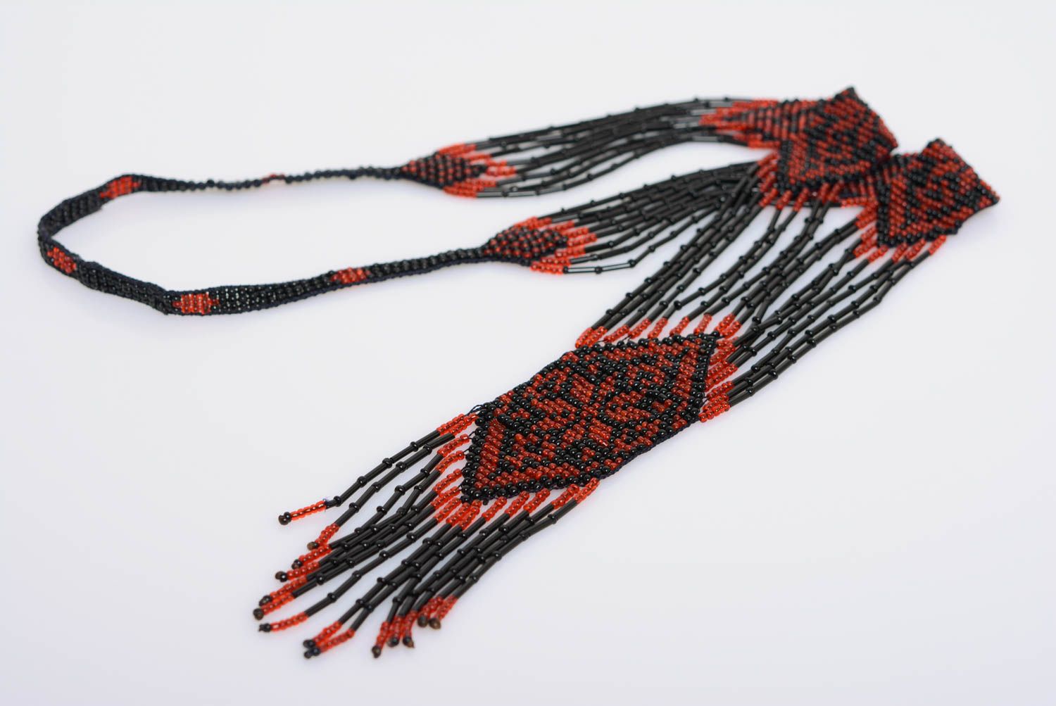 Длинное бисерное колье в этническом стиле гердан ручной работы красно-черный фото 1