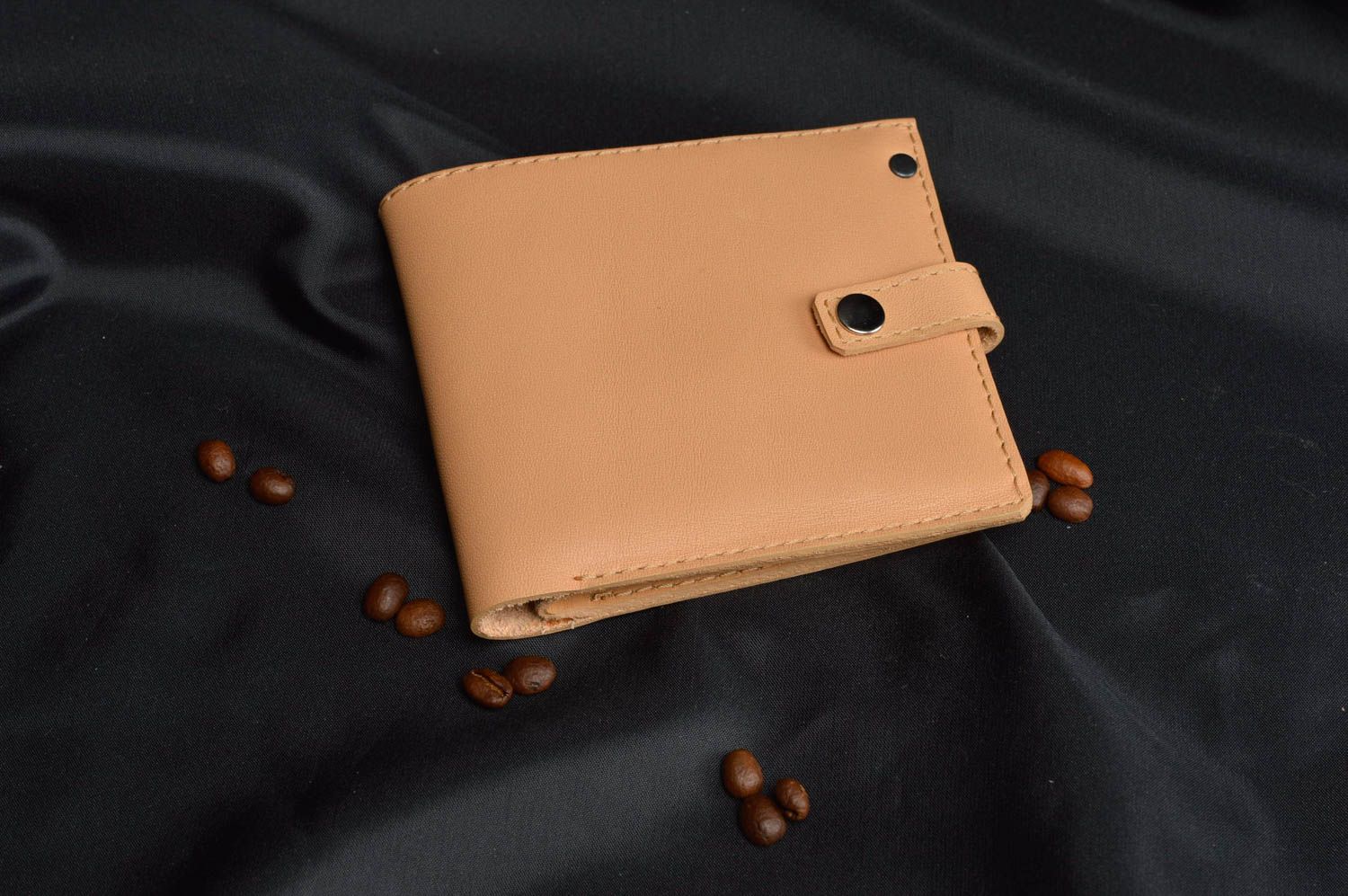 Кожаный кошелек прошитый вручную женский бежевого цвета ручной работы маленький фото 1