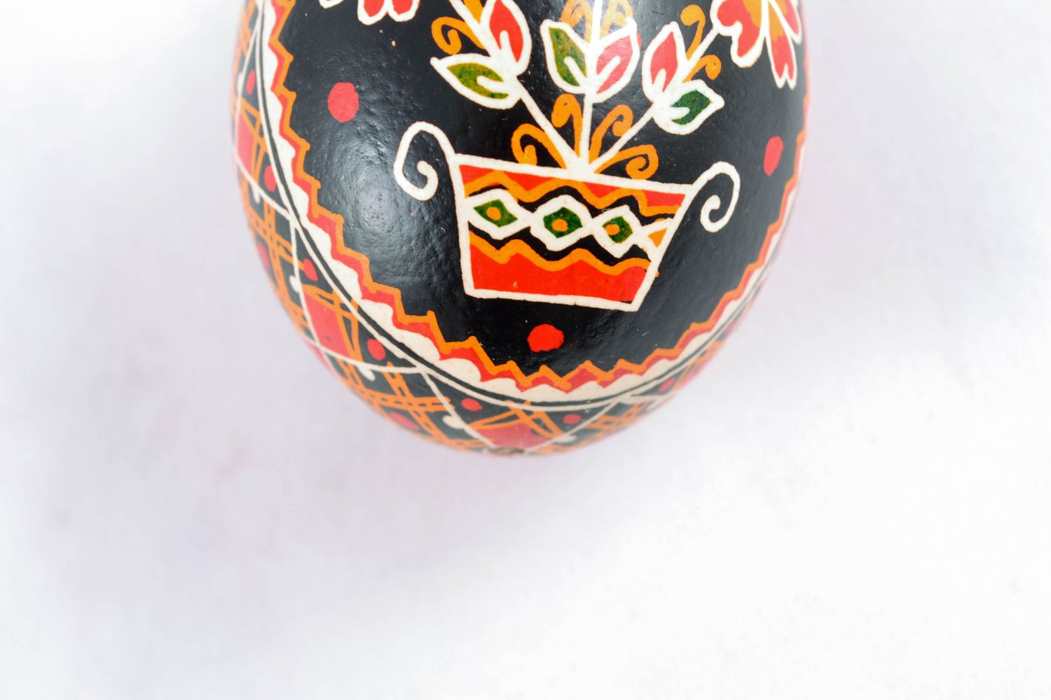Расписное яйцо пасхальное куриное черное с цветами фото 2