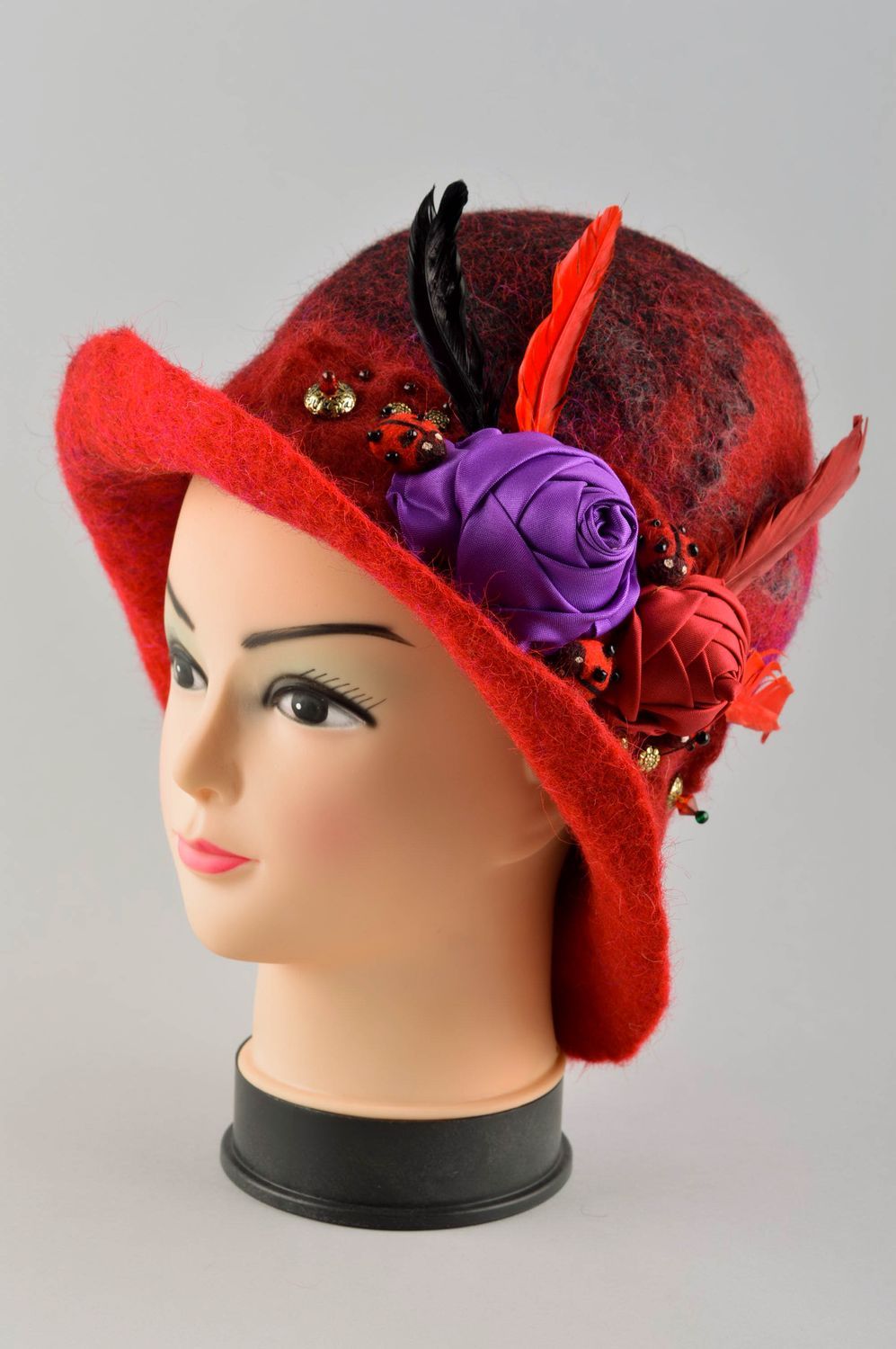 Handmade Damen Hut in Rot Accessoire für Frauen Filz Hut mit Blumen und Federn foto 2