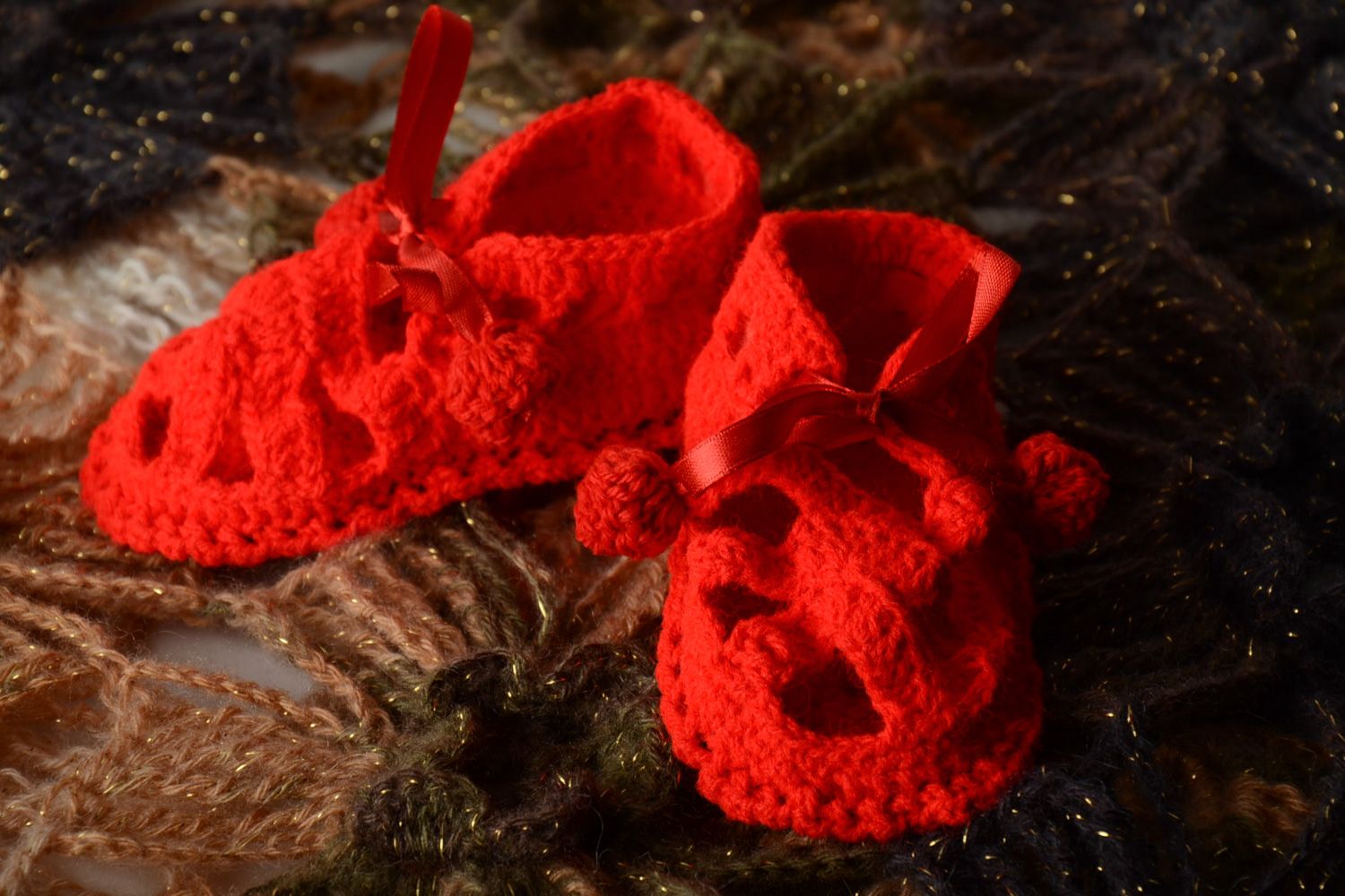 Chaussons rouges tricotés en coton et acrylique au crochet faits main pour bébé photo 1