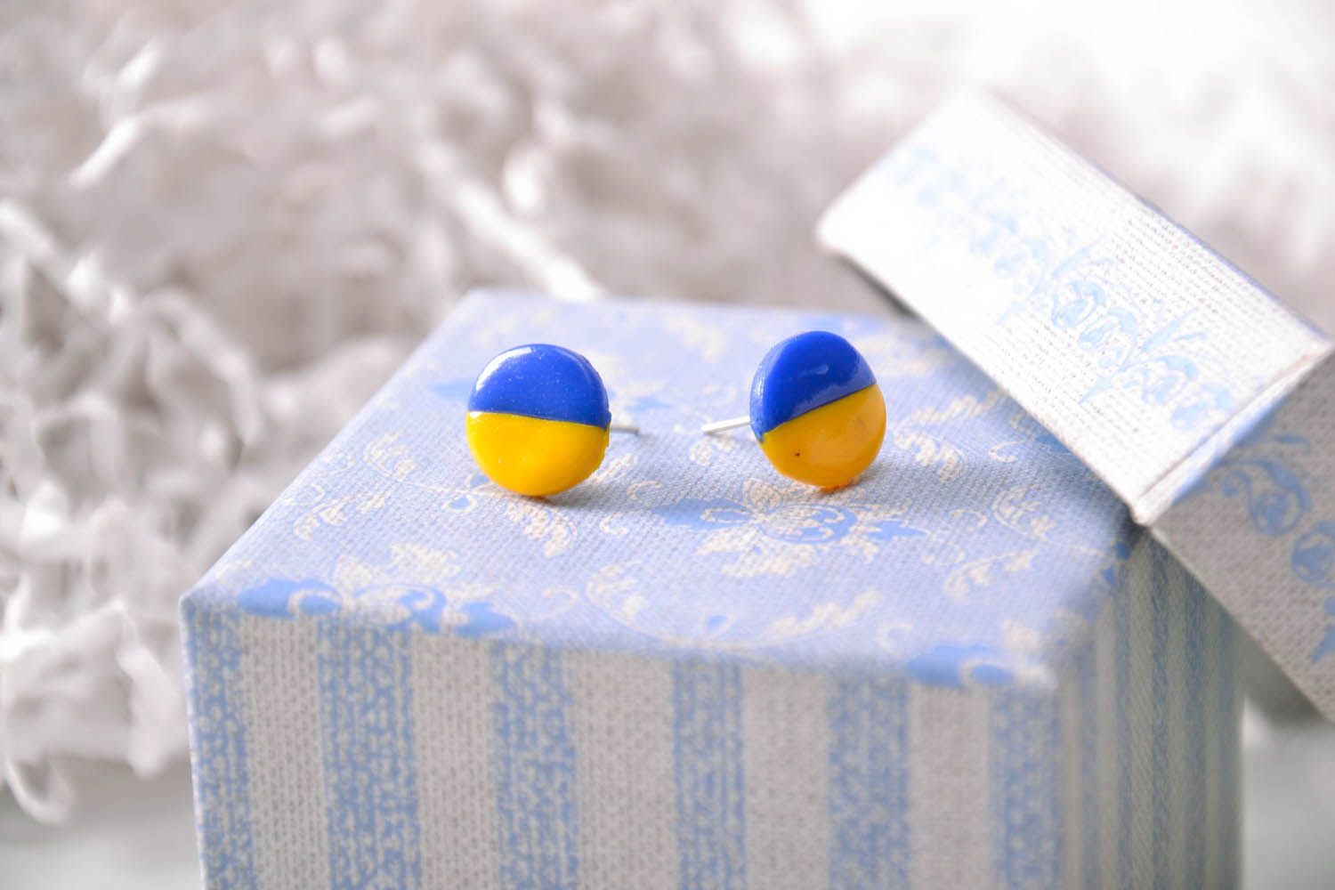Boucles d'oreilles artisanales en pâte polymère bleues et jaunes photo 1