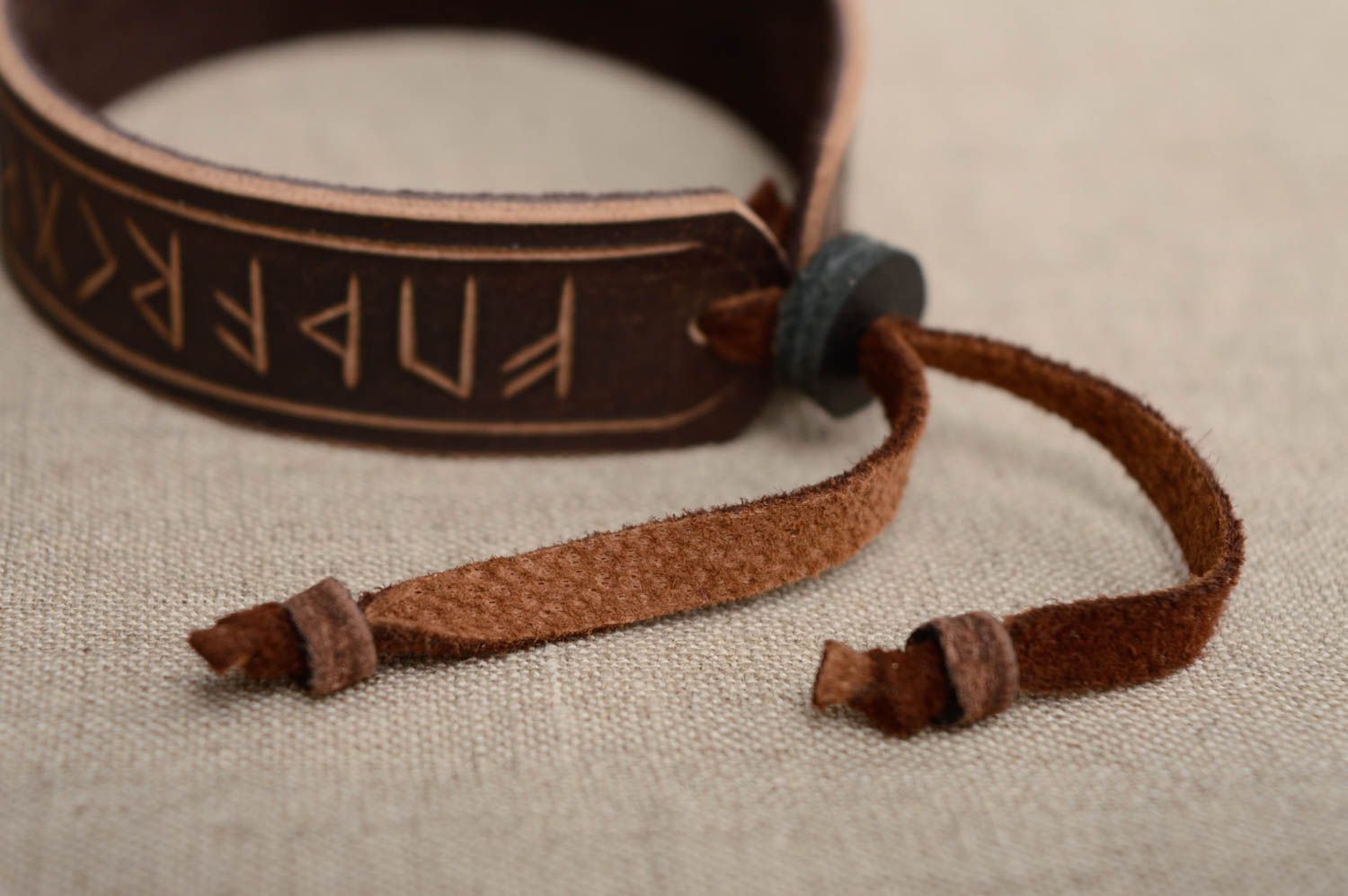 Bracelet fait main de vrai cuir avec runes accessoire talisman couleur marron photo 3