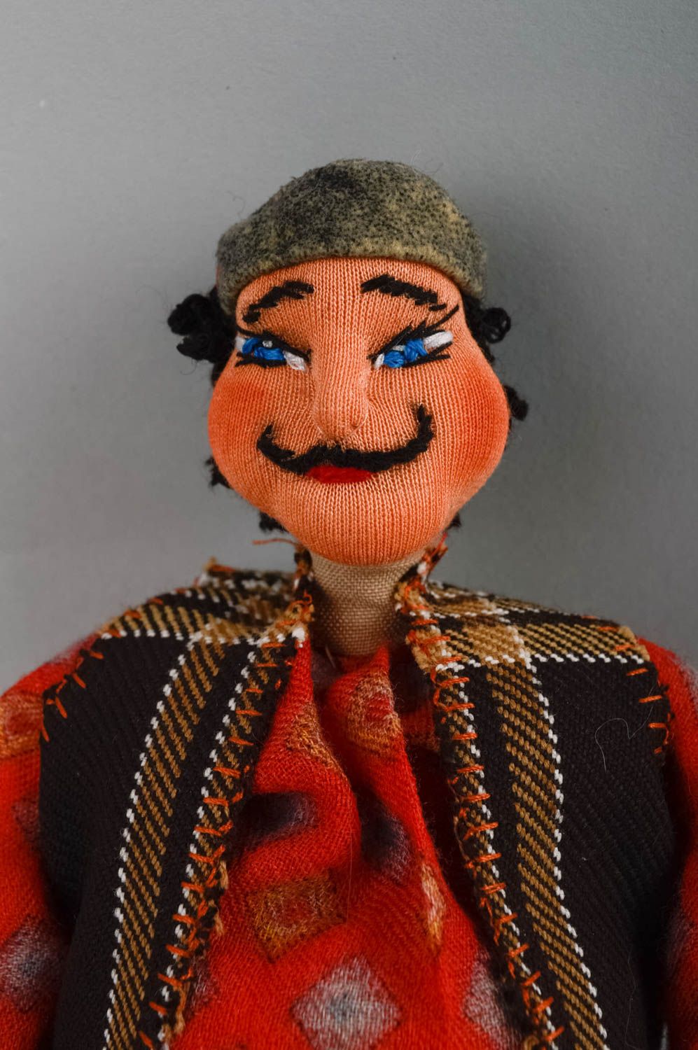 Коллекционная кукла мужчина в красном забавный небольшой для декора хэнд мейд фото 3