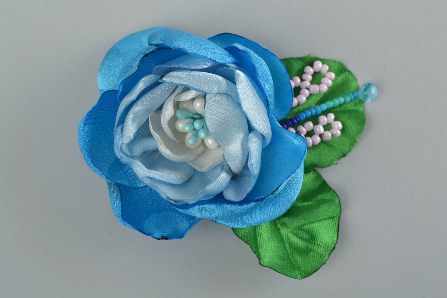 Broche en tissu de satin faite main Fleur bleue avec perles de rocaille photo 3