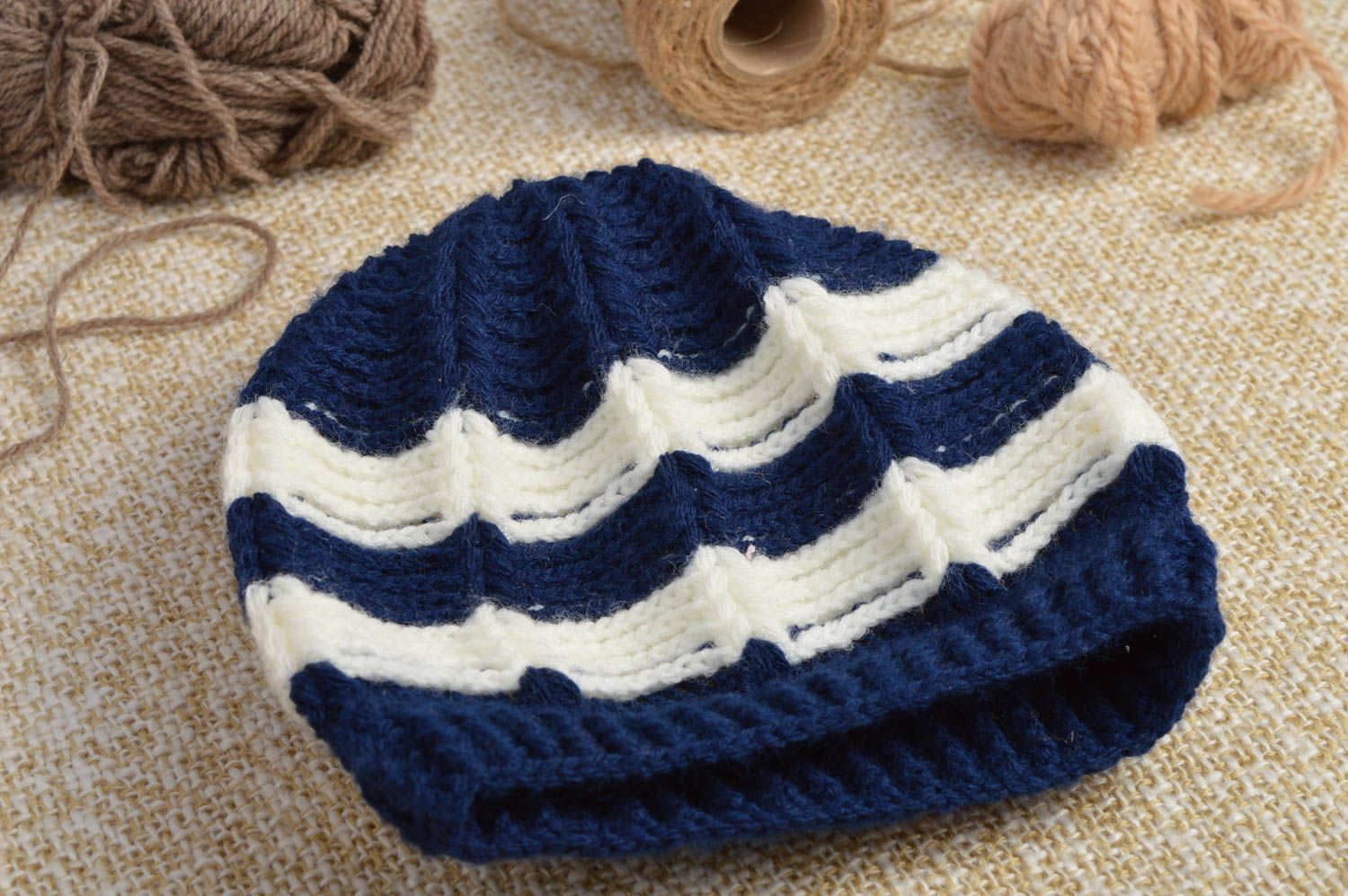 Bonnet tricot fait main Chapeau au crochet bleu blanc rayé Vêtement enfant photo 1