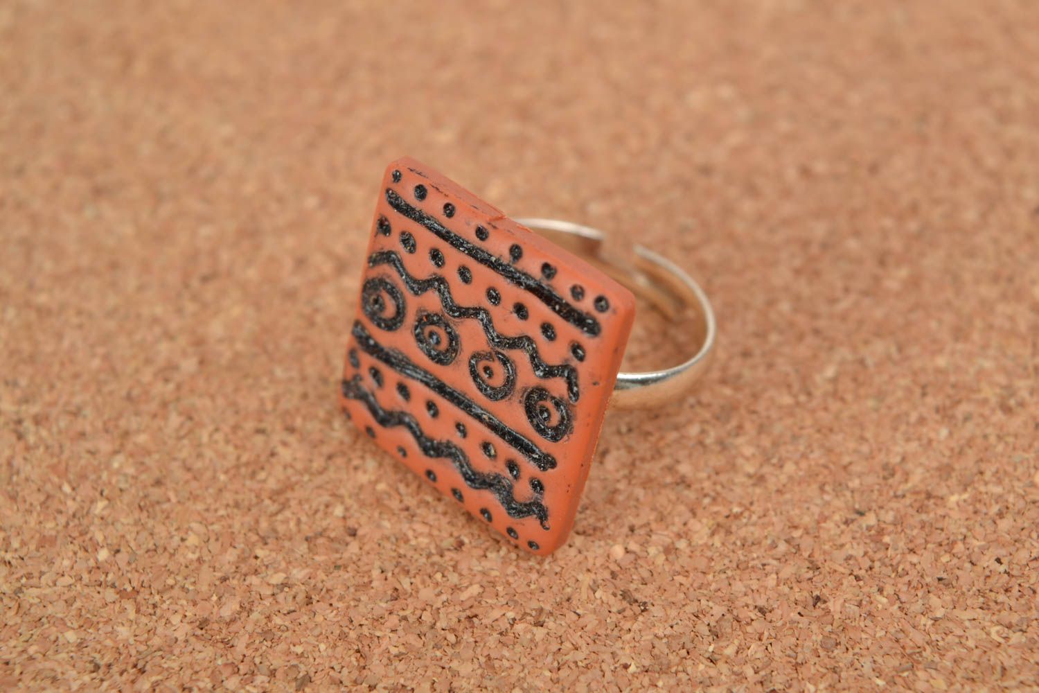 Schöner rechteckiger Ring aus Polymerton mit Ornamenten im ethnischen Stil  foto 1